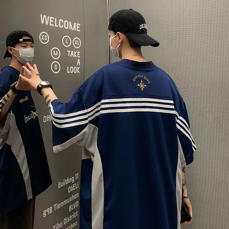 Áo thun nam tay ngắn cổ chữ V thêu họa tiết patchwork, phong cách retro Mỹ cá tính, áo thun mùa hè thời thượng dáng rộng tay lửng.