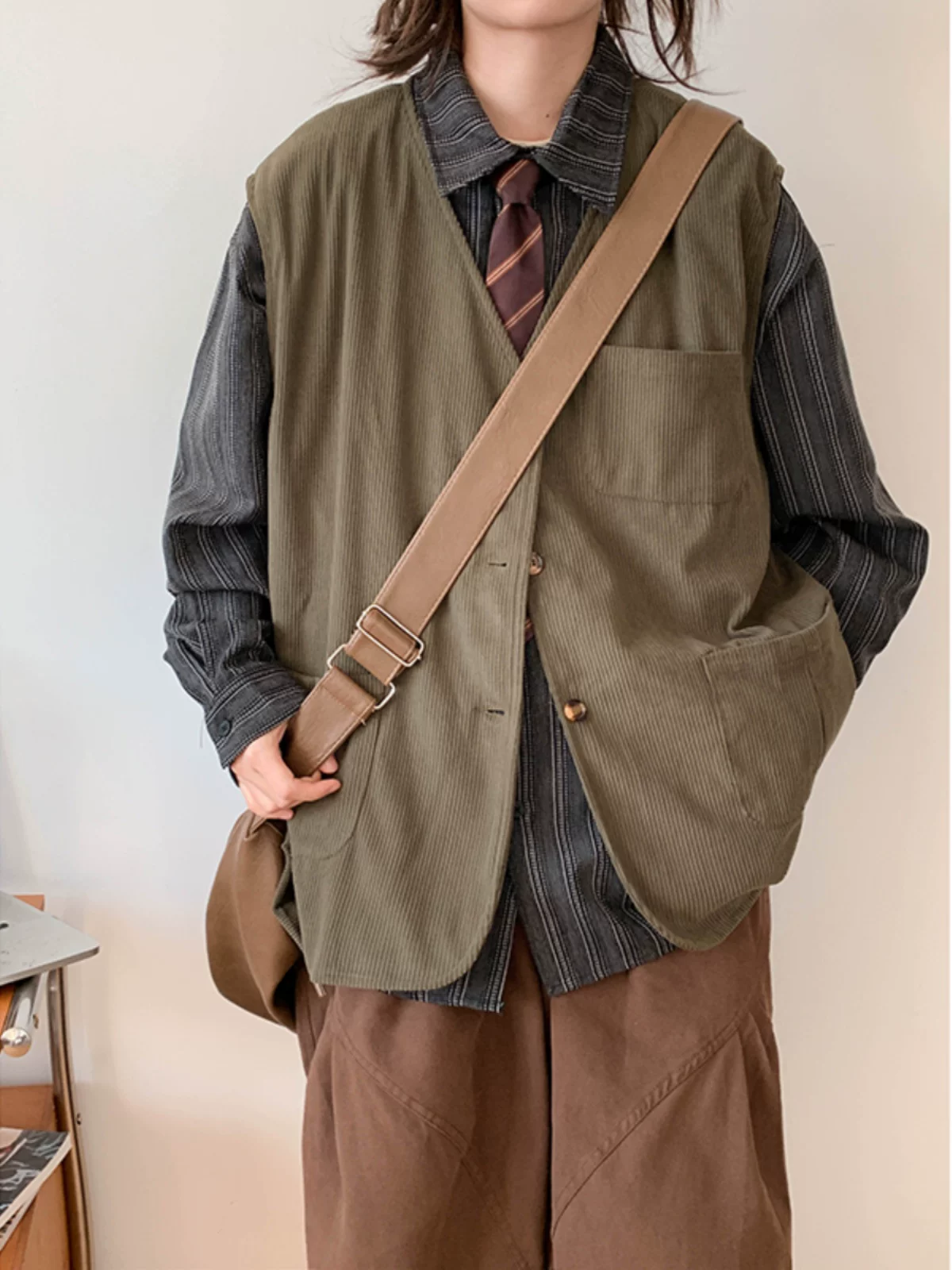 Áo vest nam chất liệu vải nhung kiểu Nhật cổ điển, áo khoác nhiều túi thời trang, phong cách rộng rãi, thích hợp mặc layer mùa thu đông.