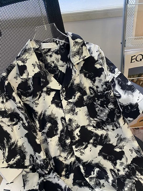 Áo sơ mi nam in họa tiết tie-dye, áo sơ mi mùa hè tay ngắn chất liệu lụa băng mát mẻ, kiểu dáng rộng rãi, phong cách thời thượng.