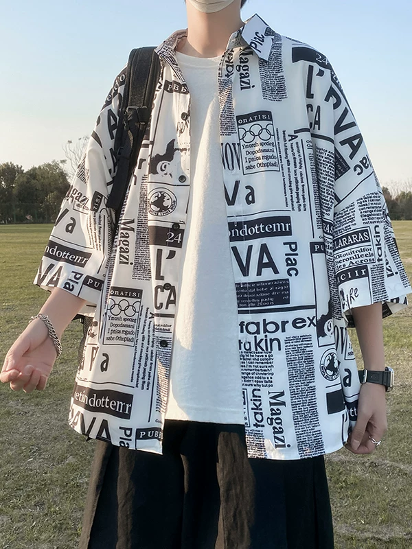 Áo sơ mi ngắn tay phong cách Hồng Kông dành cho nam, hợp thời trang và đa năng, áo sơ mi in họa tiết báo rộng rãi, áo khoác tay ba phần tư phong cách Hàn Quốc thời trang mùa hè.