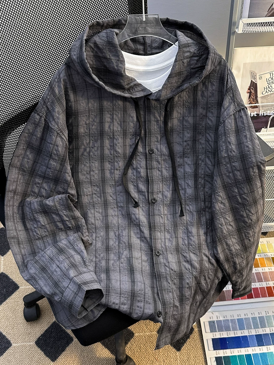 Áo sơ mi có mũ trùm đầu nhẹ nhàng ngoài trời dành cho nam và nữ, quần áo chống nắng kẻ sọc thông thường hợp thời trang mùa hè, áo khoác cặp đôi dáng rộng phong cách lười biếng.