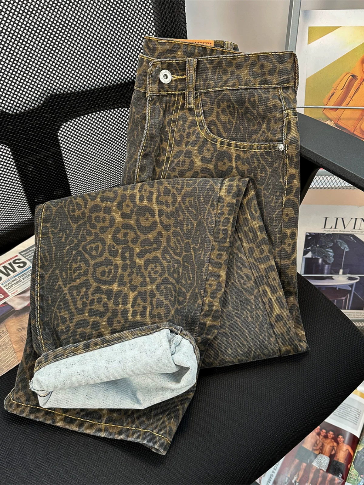 Quần in họa tiết da báo thời thượng mùa thu dành cho nam, phong cách đường phố Mỹ cổ điển, quần jean rộng rãi thoải mái chất liệu dày dặn.