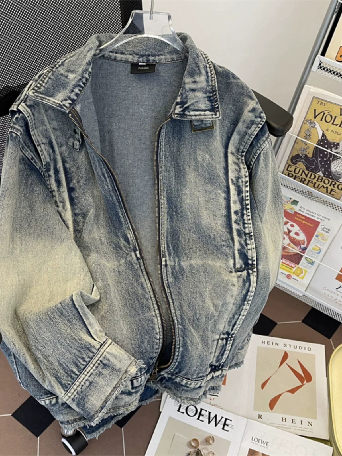 Áo khoác denim nam dày dặn, đã qua xử lý, dáng rộng, cổ đứng, phong cách biker, thời trang thu đông, kiểu Mỹ, phong cách workwear.