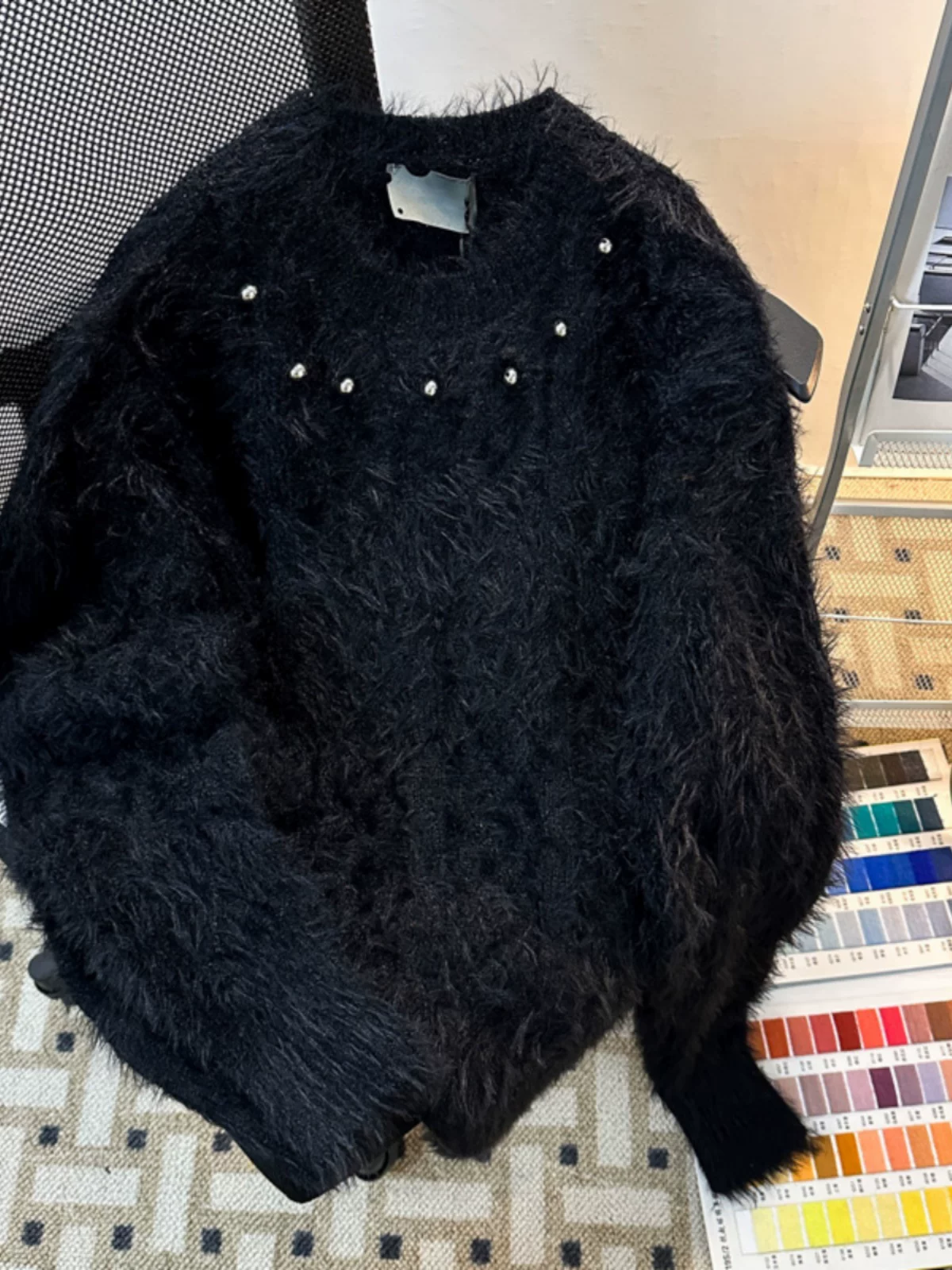 Áo len nam thiết kế đinh tán độc đáo, chất liệu dệt kim mềm mại và ấm áp cho mùa thu đông, phong cách đường phố Mỹ thời thượng, áo khoác ngoài thường ngày.