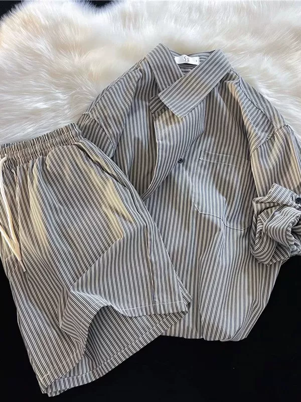 Bộ áo sơ mi sọc nam, phong cách BF Hồng Kông mùa hè, áo sơ mi dài tay mát mẻ, quần short rộng rãi, bộ hai món thời trang thường ngày.