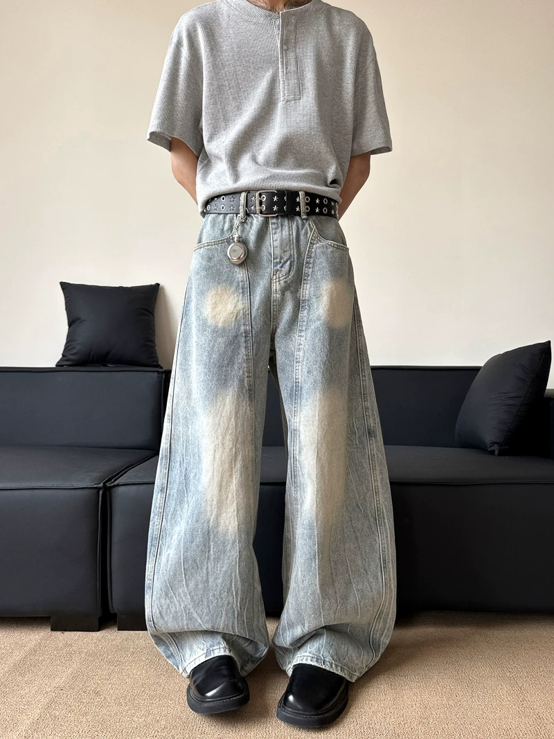 Quần jeans nam thiết kế phá cách kiểu Mỹ, quần ống rộng đã qua xử lý làm cũ, quần ống đứng dáng rộng thời thượng của thương hiệu nổi tiếng.