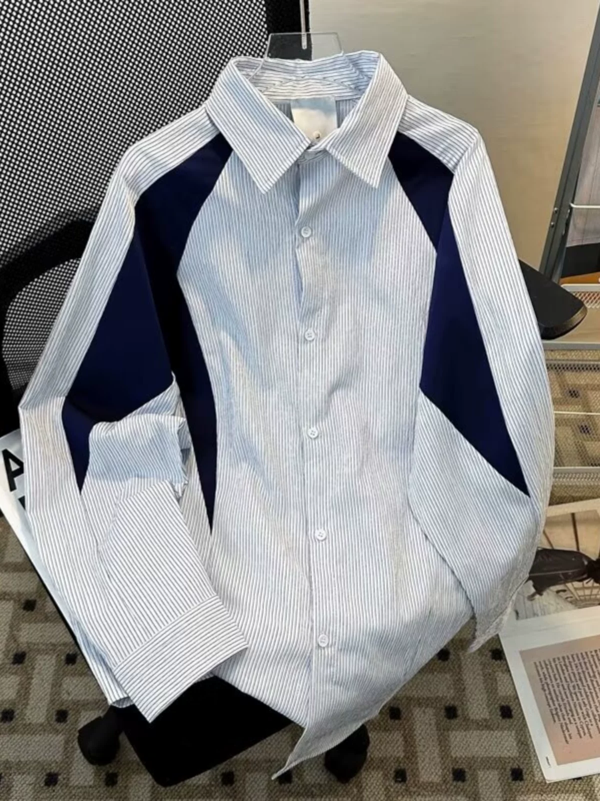 Áo sơ mi nam tay dài mùa thu 2025, kiểu dáng thời trang phối màu sọc, thiết kế rộng rãi phong cách Mỹ, cá tính.