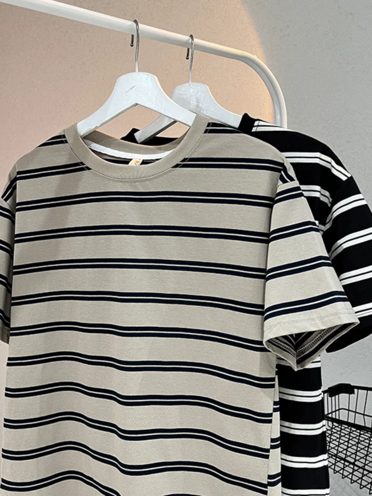 Áo thun kẻ sọc retro Mỹ dành cho nam, tay ngắn, chất liệu cotton dày dặn, dáng rộng, áo cặp đôi thời trang mùa hè đa năng.