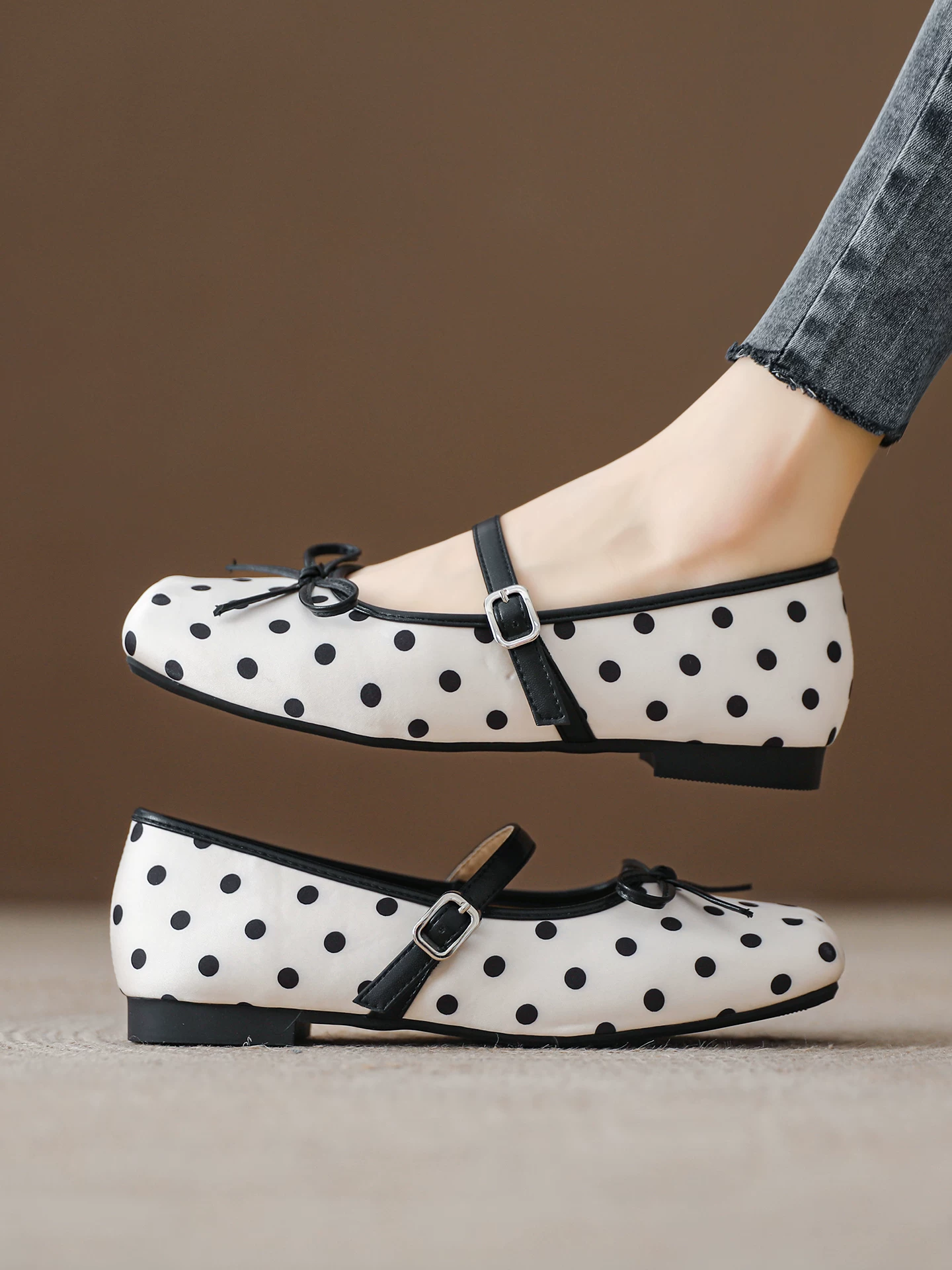 Giày búp bê mũi vuông kiểu Pháp bằng satin dành cho nữ, giày Mary Jane chấm bi, giày đơn miệng nông mới mùa hè 2026.