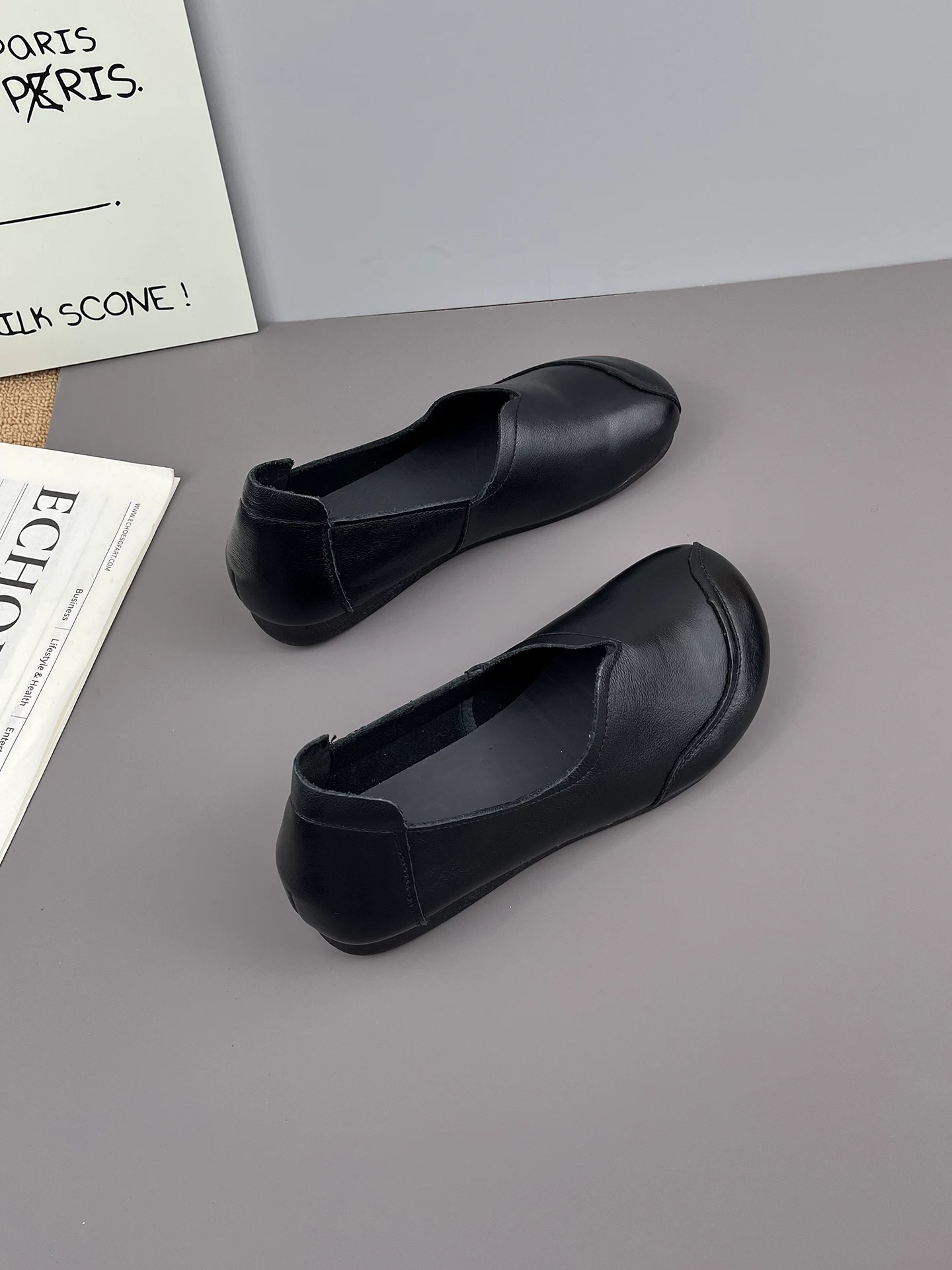 Giày đơn miệng nông phong cách retro da bò lớp đầu tiên dành cho nữ, giày mẹ đế mềm và bề mặt mềm mại, giày lười kiểu mới mùa hè 2026.