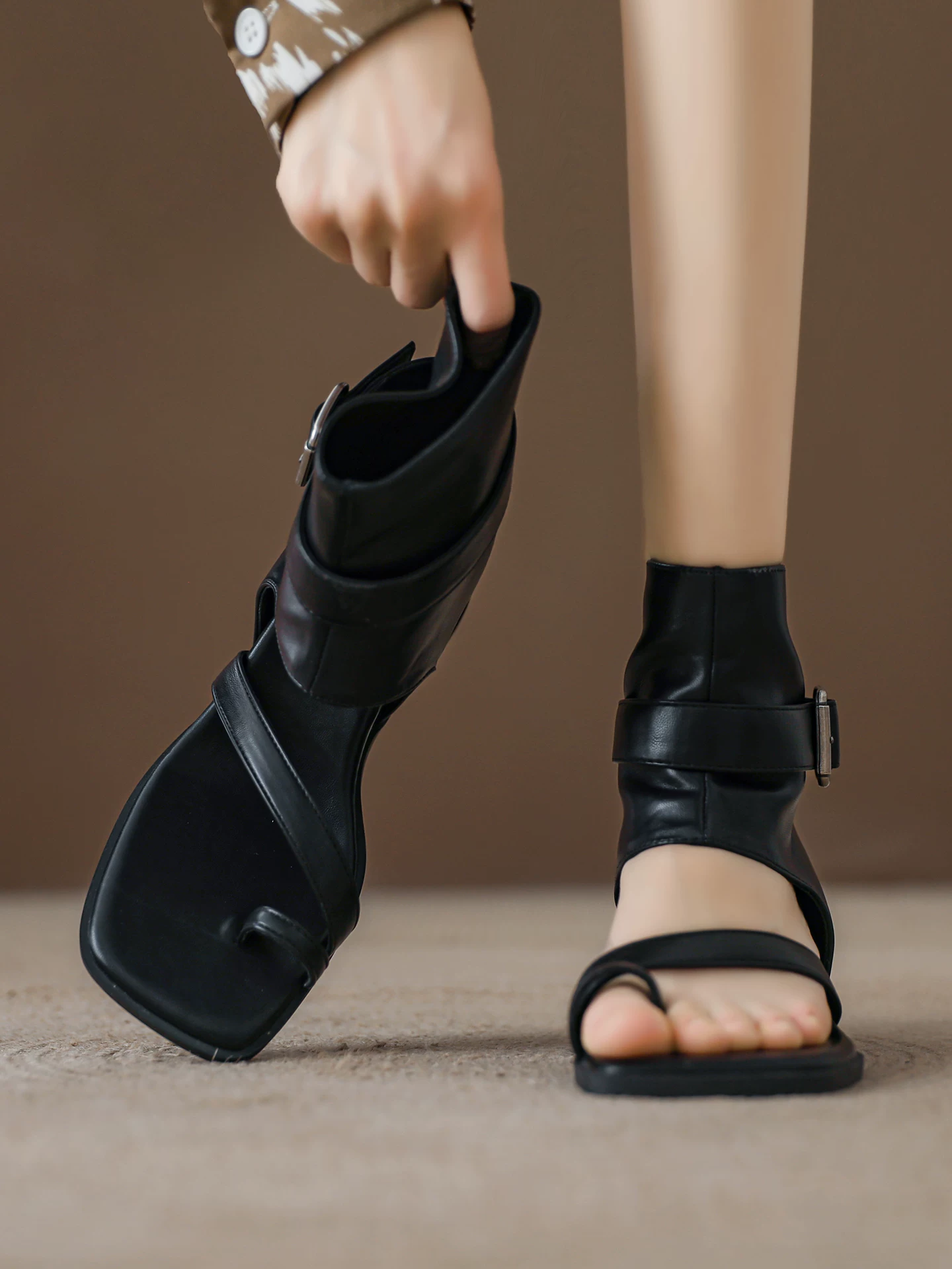 Giày sandal La Mã mũi vuông kiểu Pháp dành cho nữ, có đế tăng chiều cao ẩn và gót wedge, mẫu mới 2026, bốt ngắn hở mũi để đi mùa hè.