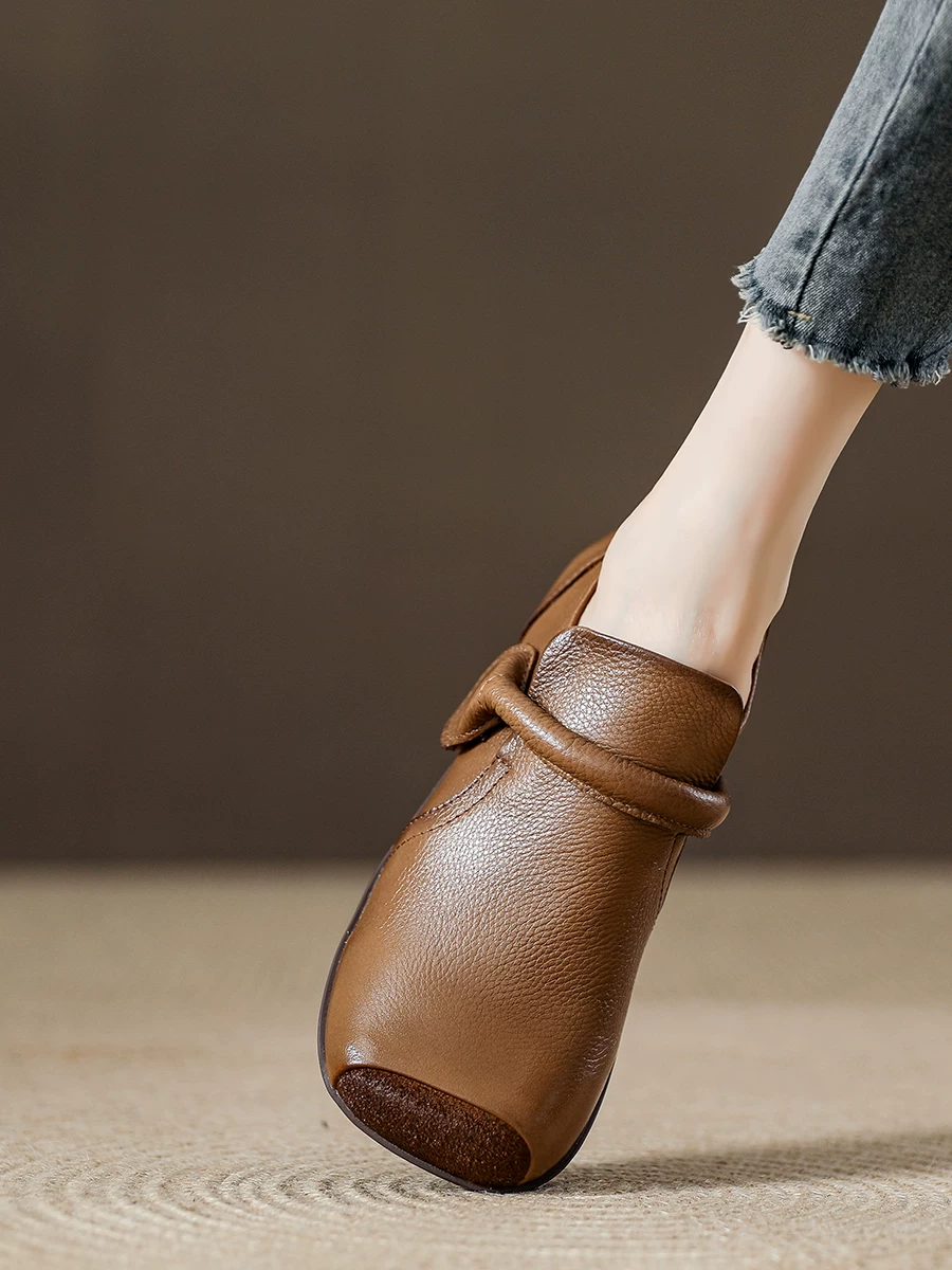 Giày mũi heo dễ thương dành cho nữ, giày da bò retro phong cách thường ngày, mẫu mới thu 2025, giày lười mũi vuông đế mềm da thật.