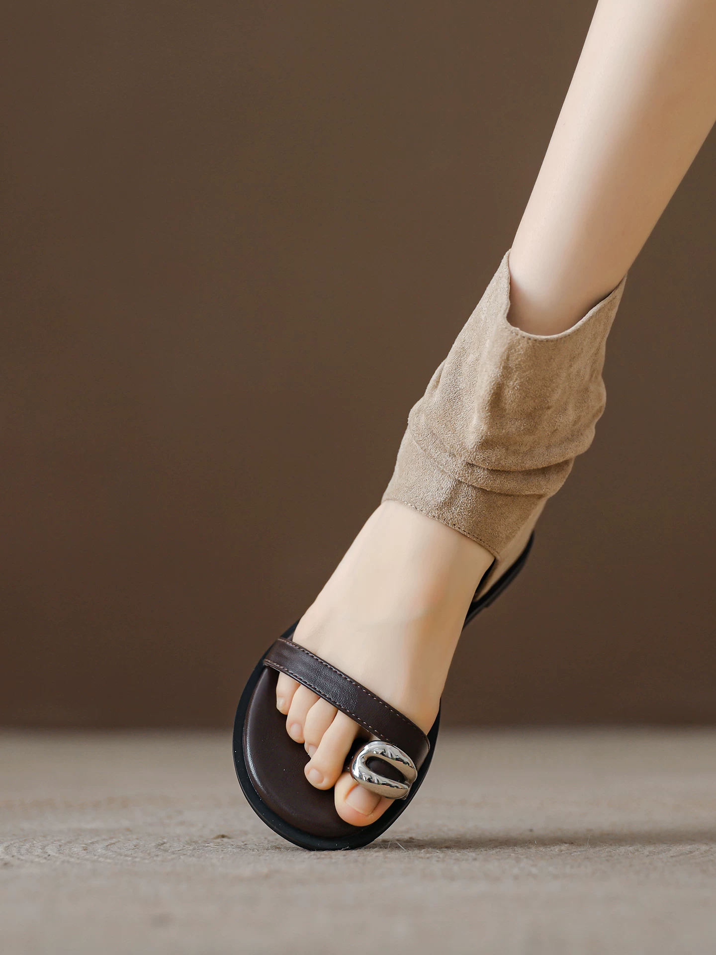 Giày sandal đế xuồng nữ kiểu xỏ chân, có độn đế tăng chiều cao, kiểu dáng xếp ly, giày bốt cổ thấp phong cách La Mã quai đơn, mẫu mới hè 2026.