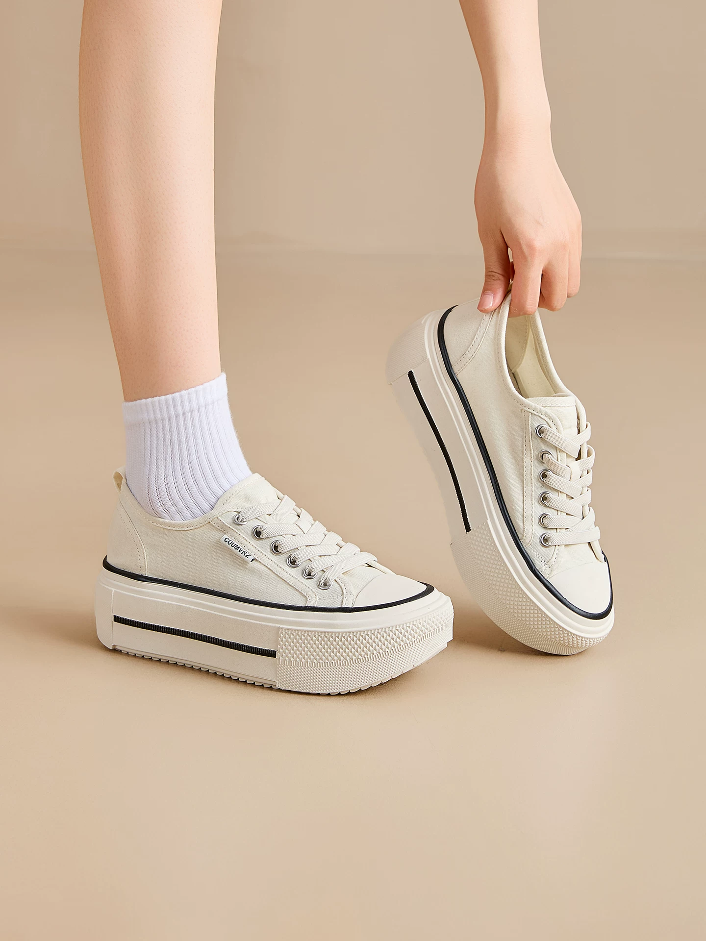 Giày vải màu vàng cho nữ, giày thể thao đế dày tăng chiều cao, giày đế xuồng trắng mỏng thoáng khí mùa hè 2026 cho nữ.