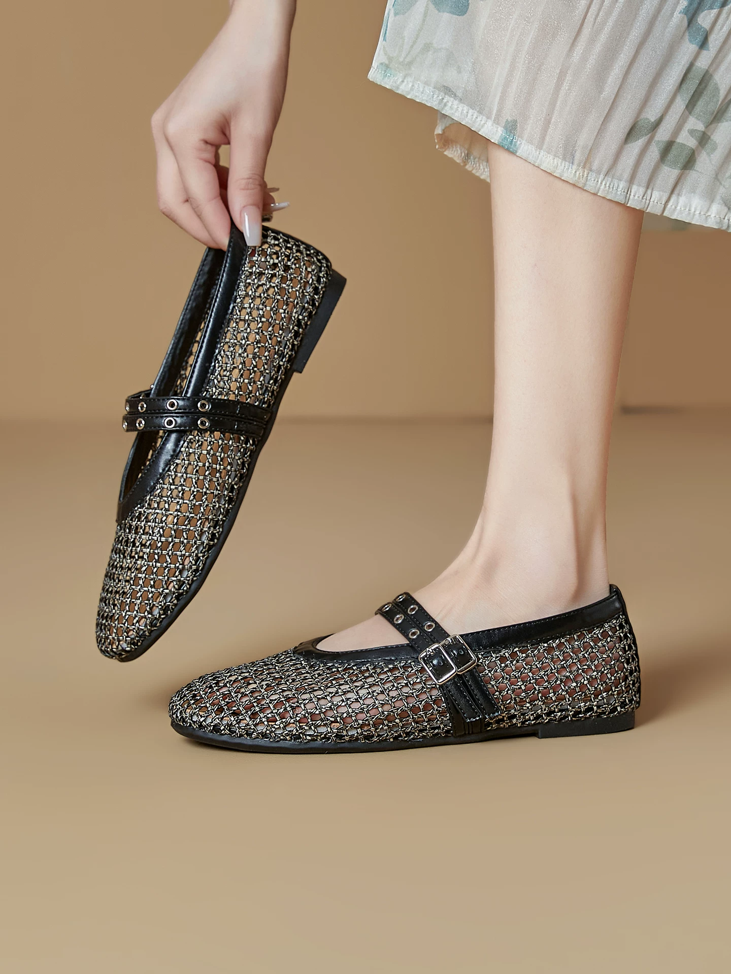 Giày sandal Mary Jane dệt rỗng cho nữ, giày ba lê lưới cá mập đế bằng, kiểu mới xuân hè 2026, giày bệt quai đơn miệng nông.