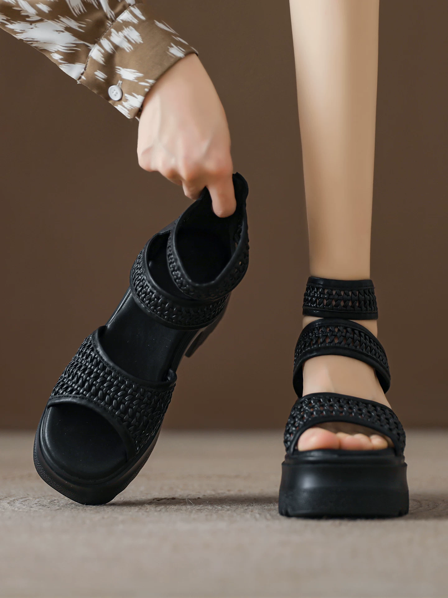 Giày sandal cao gót hở mũi dệt rỗng cho nữ, gót dày, đế dày, giày La Mã tăng chiều cao, giày sandal cao cổ mới mùa hè 2026.