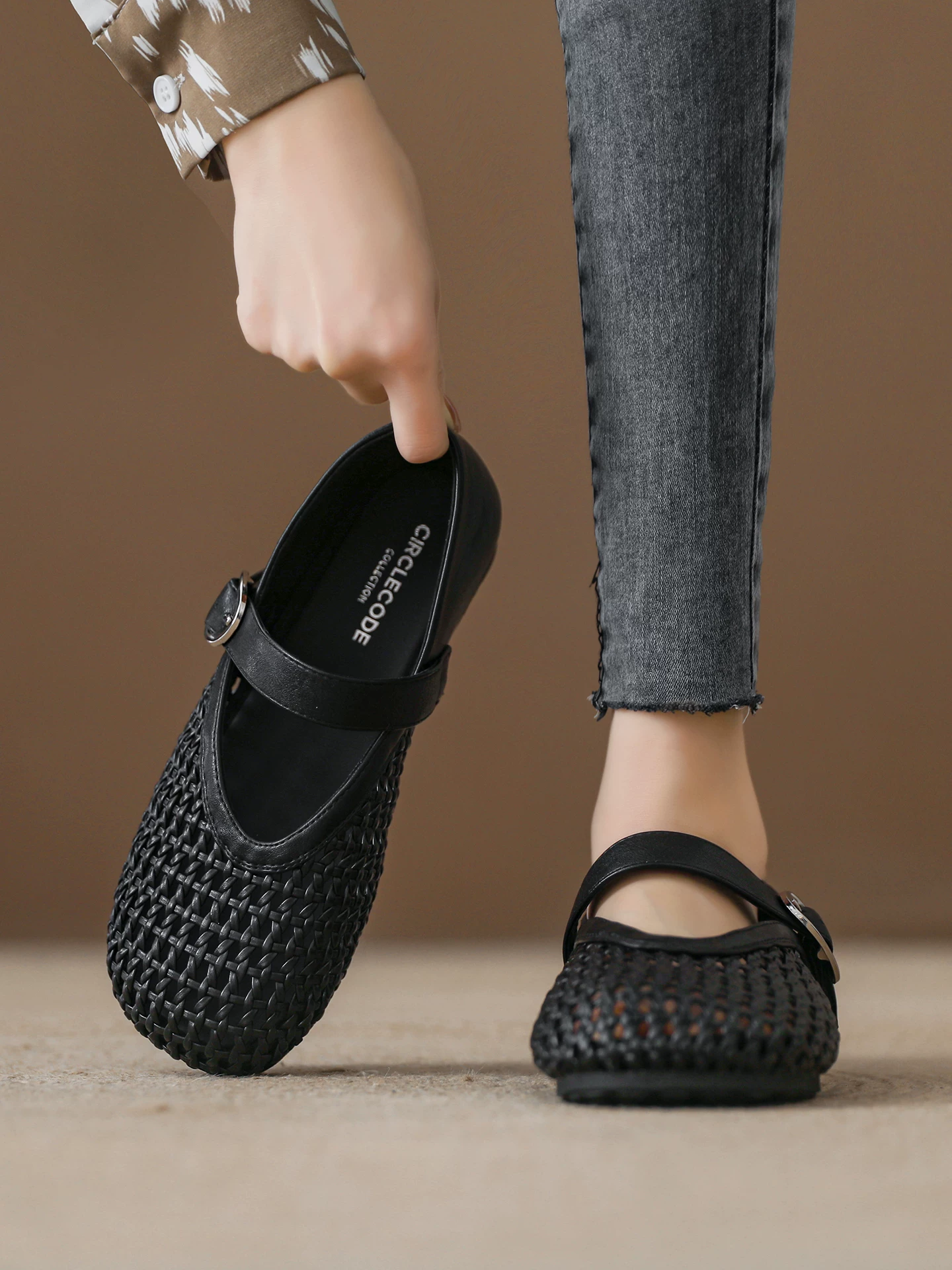 Giày sandal bít mũi Mary Jane dành cho nữ, giày nông thoáng khí, kiểu mới xuân hè 2026, giày da thật dệt lưới đục lỗ.