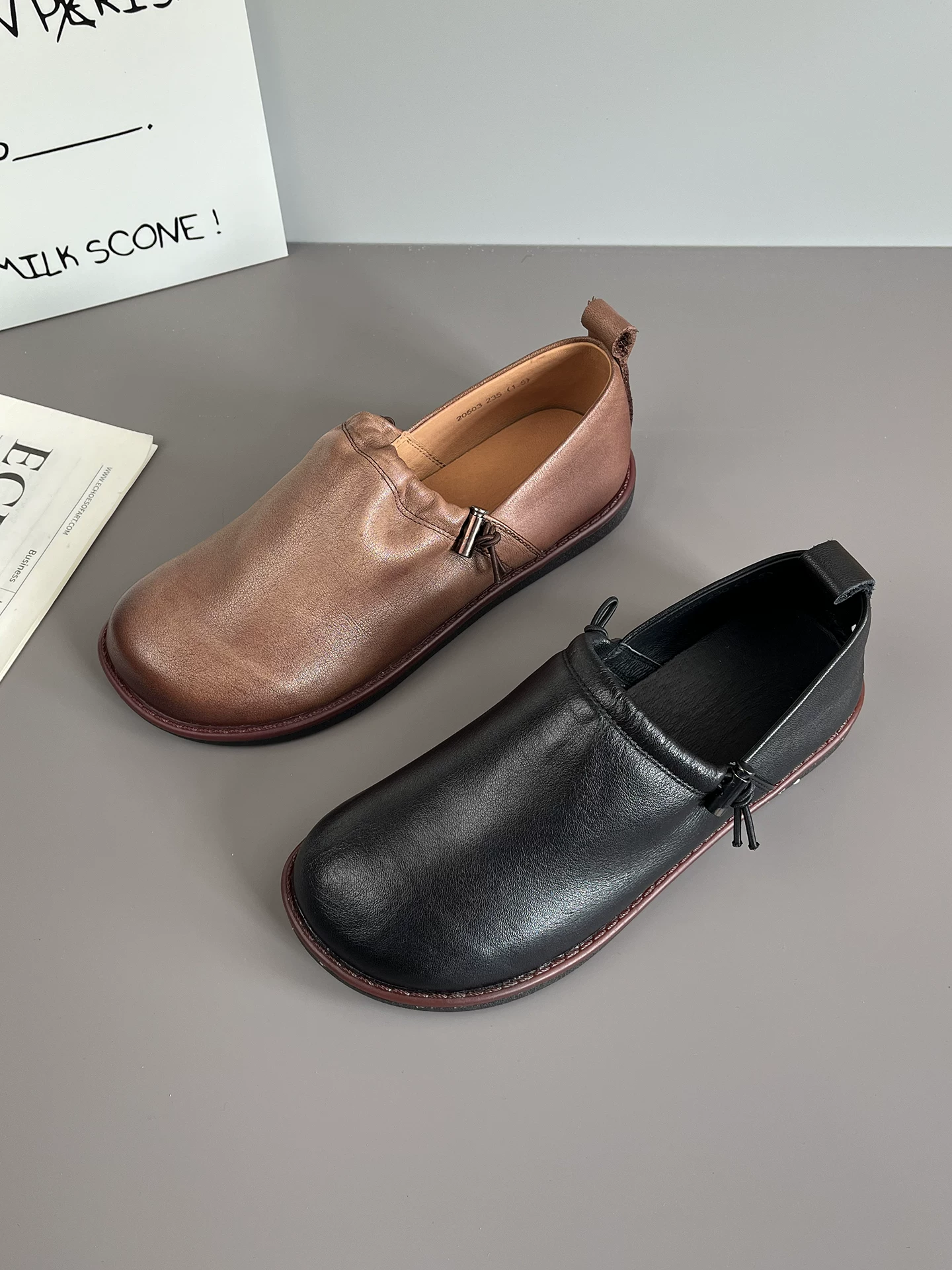 Giày bệt da bò nâu phong cách retro dành cho nữ, kiểu mới xuân 2026, da thật mềm, đế mềm, giày da nhỏ gọn, kiểu lười.