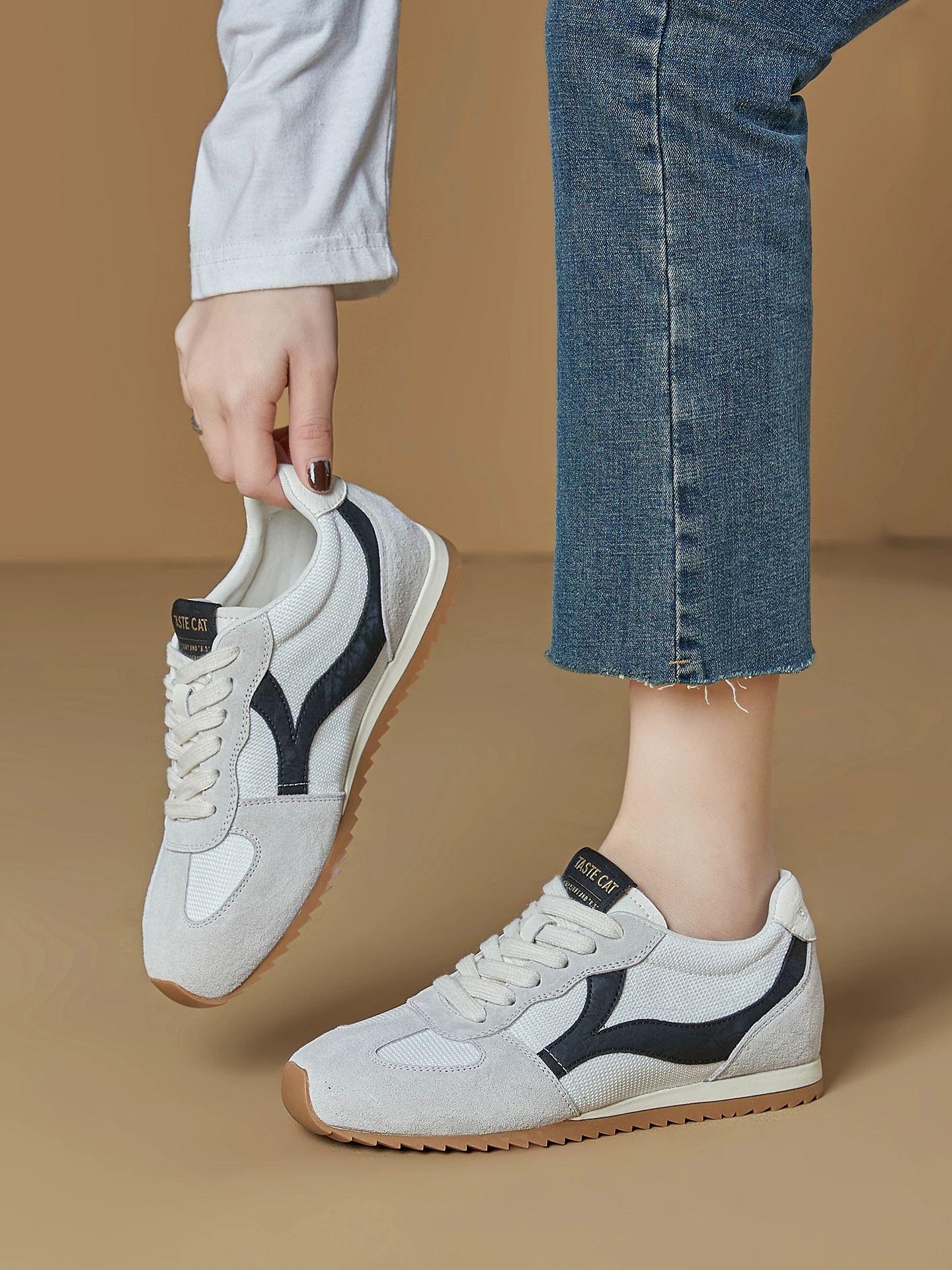 Giày thể thao Đức tăng chiều cao phong cách retro màu đỏ dành cho nữ, mẫu mới xuân 2026, giày thể thao nhẹ thoáng khí, kiểu dáng thường ngày dành cho nữ.