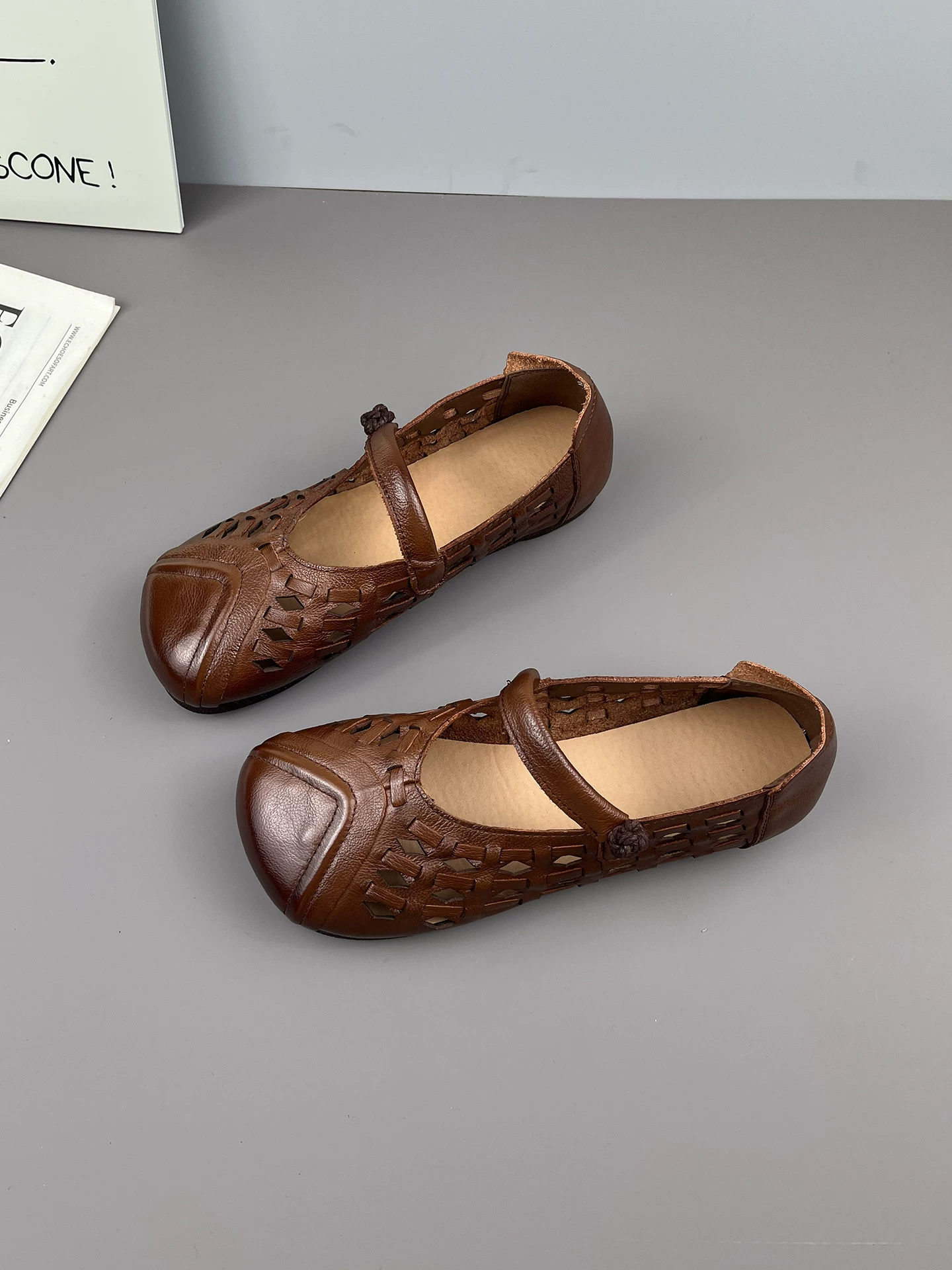 Dép nữ da thật khoét lỗ, mũi kín, kiểu vintage đế mềm êm ái, giày mẹ thoải mái, mẫu mới hè 2026, thoáng khí.