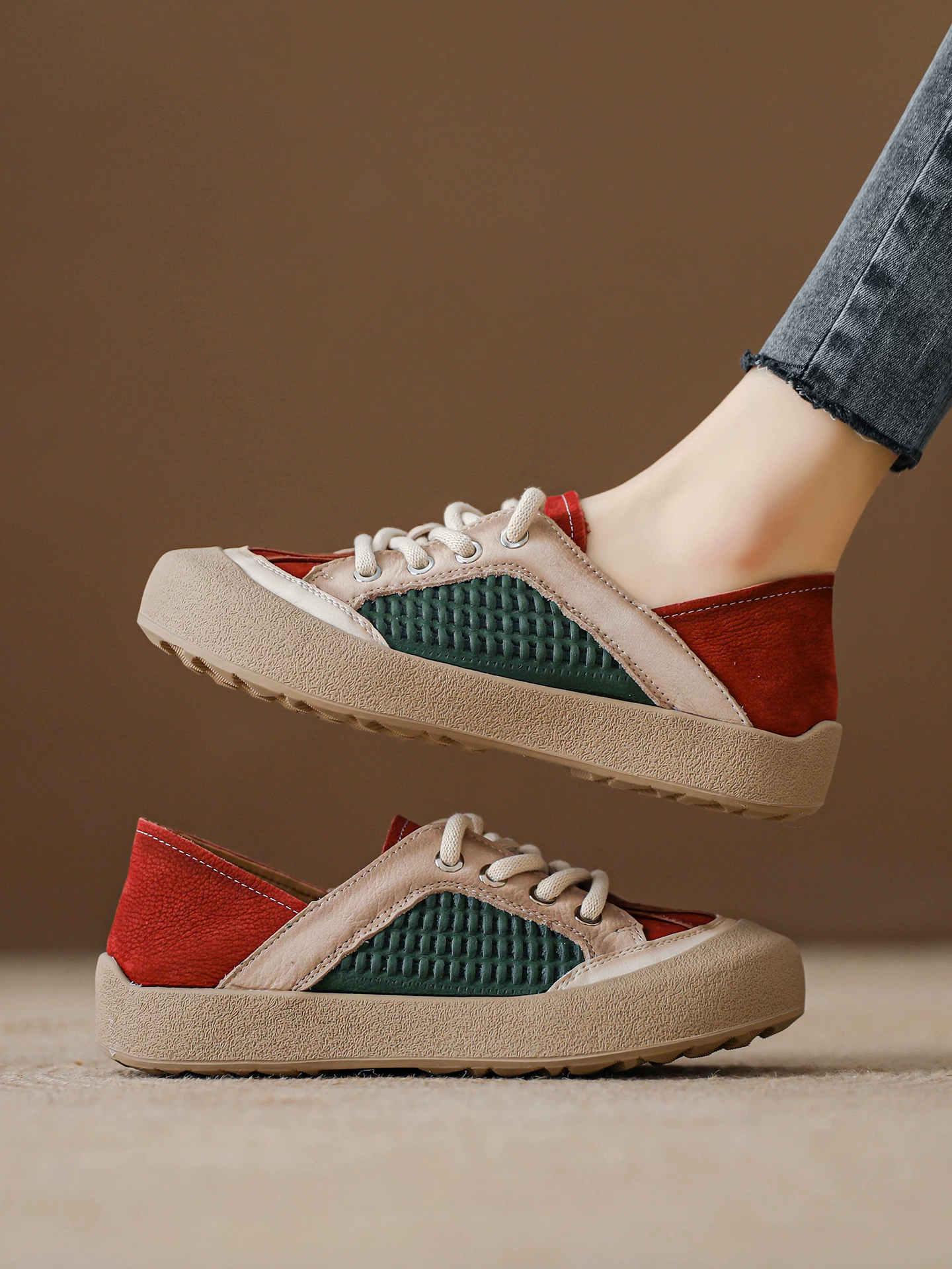 Giày thể thao nữ da bò lớp đầu phối màu retro, kiểu mới xuân 2026, dệt tay, đi được hai chiều, phong cách thường ngày