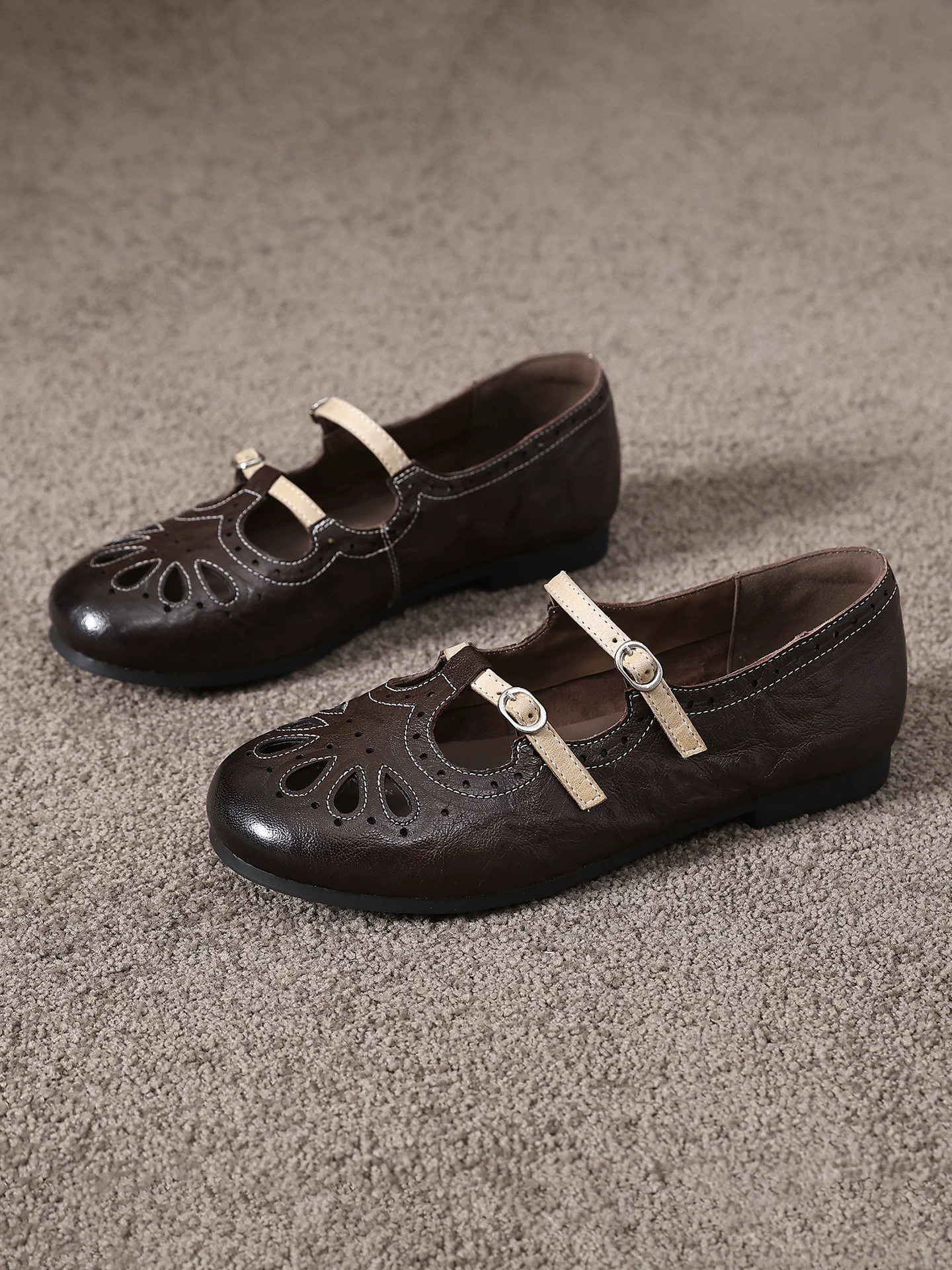 Giày sandal Mary Jane kiểu Pháp chạm khắc rỗng dành cho nữ, mẫu mới xuân hè 2026, giày đơn đế mềm da thật.