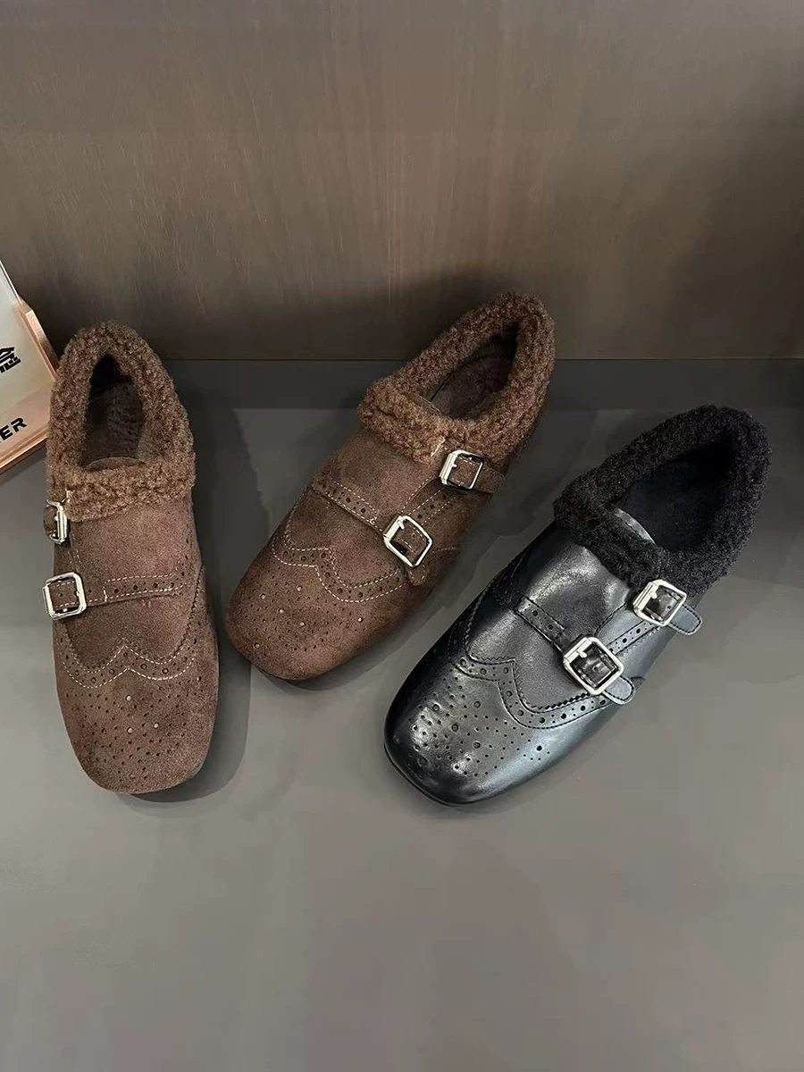 Giày lười nữ da thật lót lông giữ ấm, kiểu Anh cổ điển, họa tiết brogue, mùa đông 2025, kiểu mới