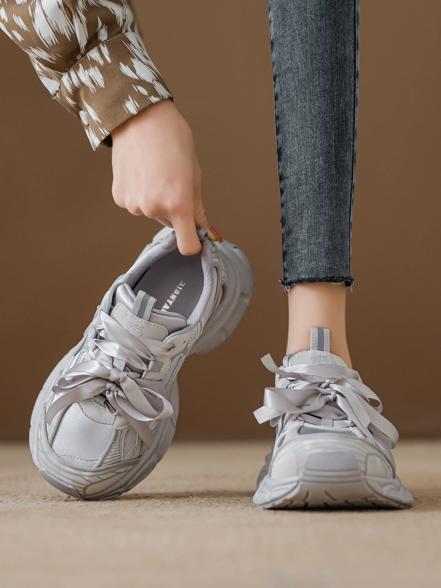 Giày dad shoes satin kiểu ballet dành cho nữ, giày thể thao đế dày tăng chiều cao, giày sneaker mùa hè 2026 mỏng nhẹ thoáng khí.