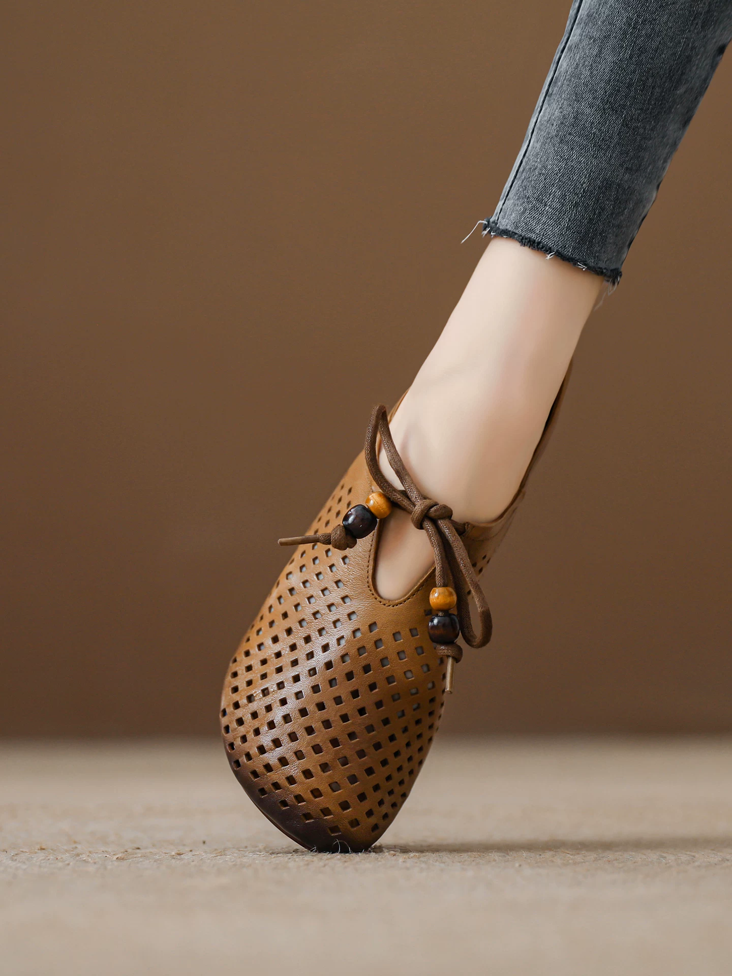 Giày sandal da bò lớp đầu tiên dành cho nữ, đế mềm, bề mặt mềm mại, giày rỗng thoáng khí, giày mẹ phong cách retro mới mùa hè 2026.