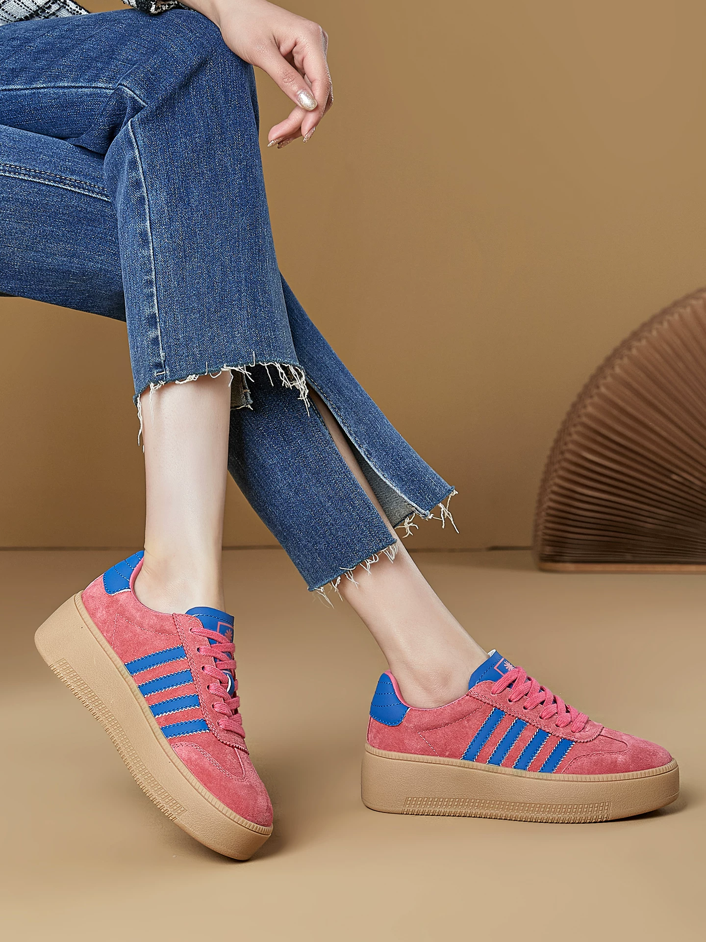 Giày thể thao nữ da lộn phối màu retro kiểu Đức, giày sneaker đế dày tăng chiều cao, giày trắng da thật thời trang mùa xuân 2026.