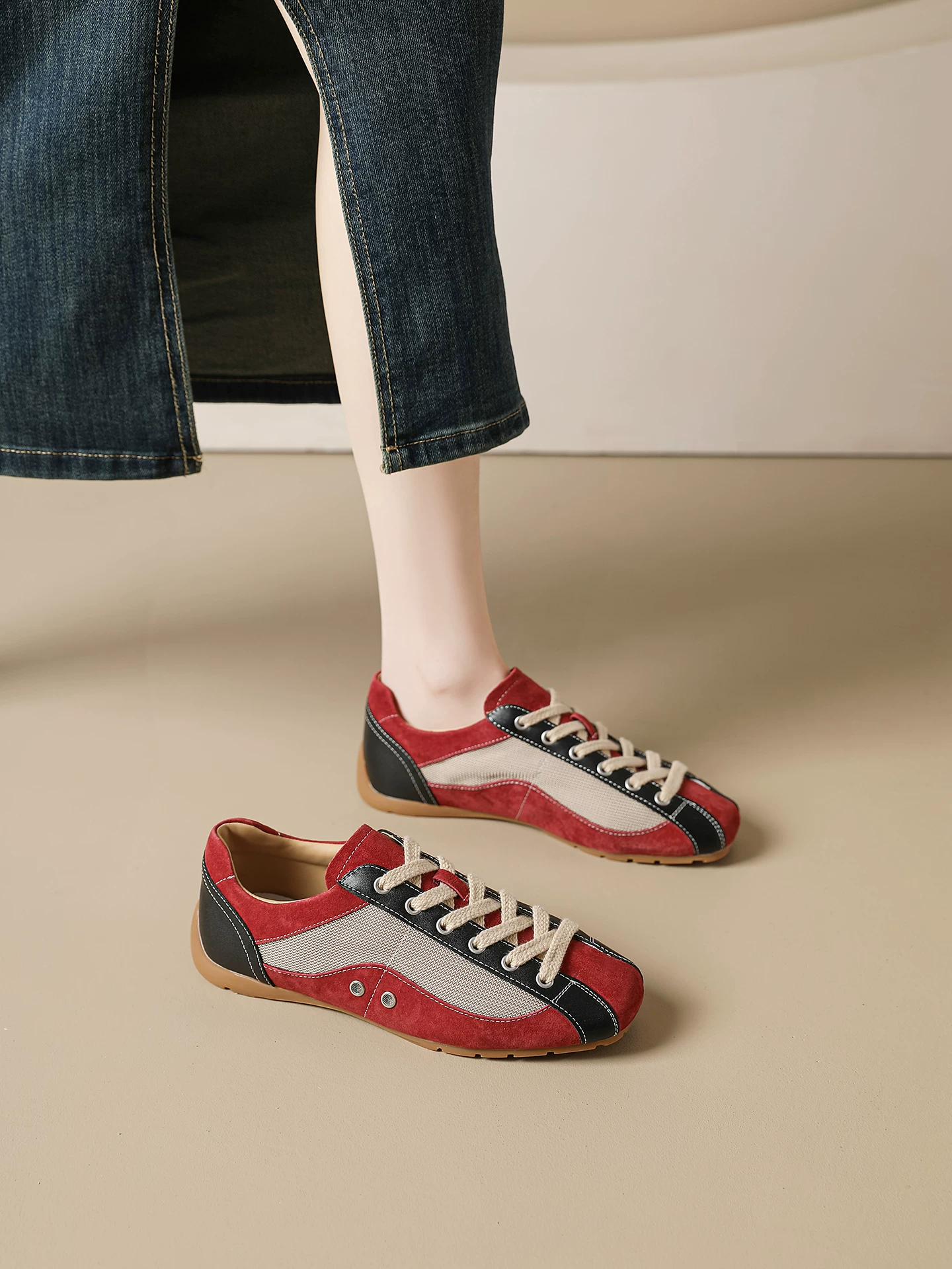 Giày tập luyện Đức đế mỏng màu đỏ dành cho nữ, giày thể thao Forrest Gump retro mới mùa xuân 2026, giày thể thao nhẹ đế mềm.