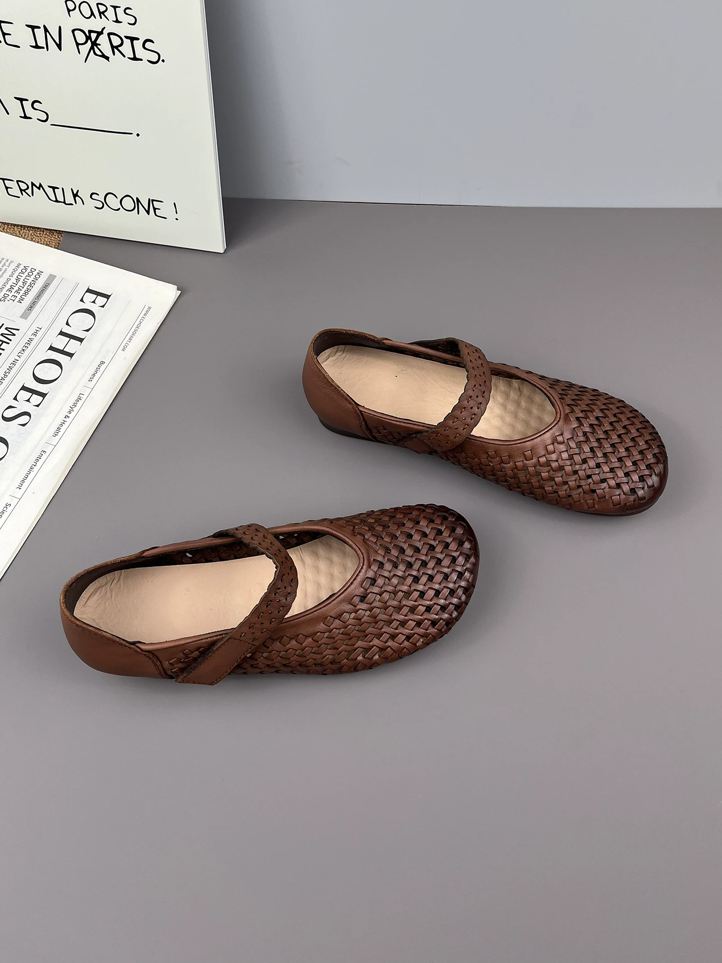 Giày Mary Jane nữ da thật dệt kiểu retro, sandal bít mũi thoáng khí, kiểu mới hè 2026, giày đế mềm nữ.