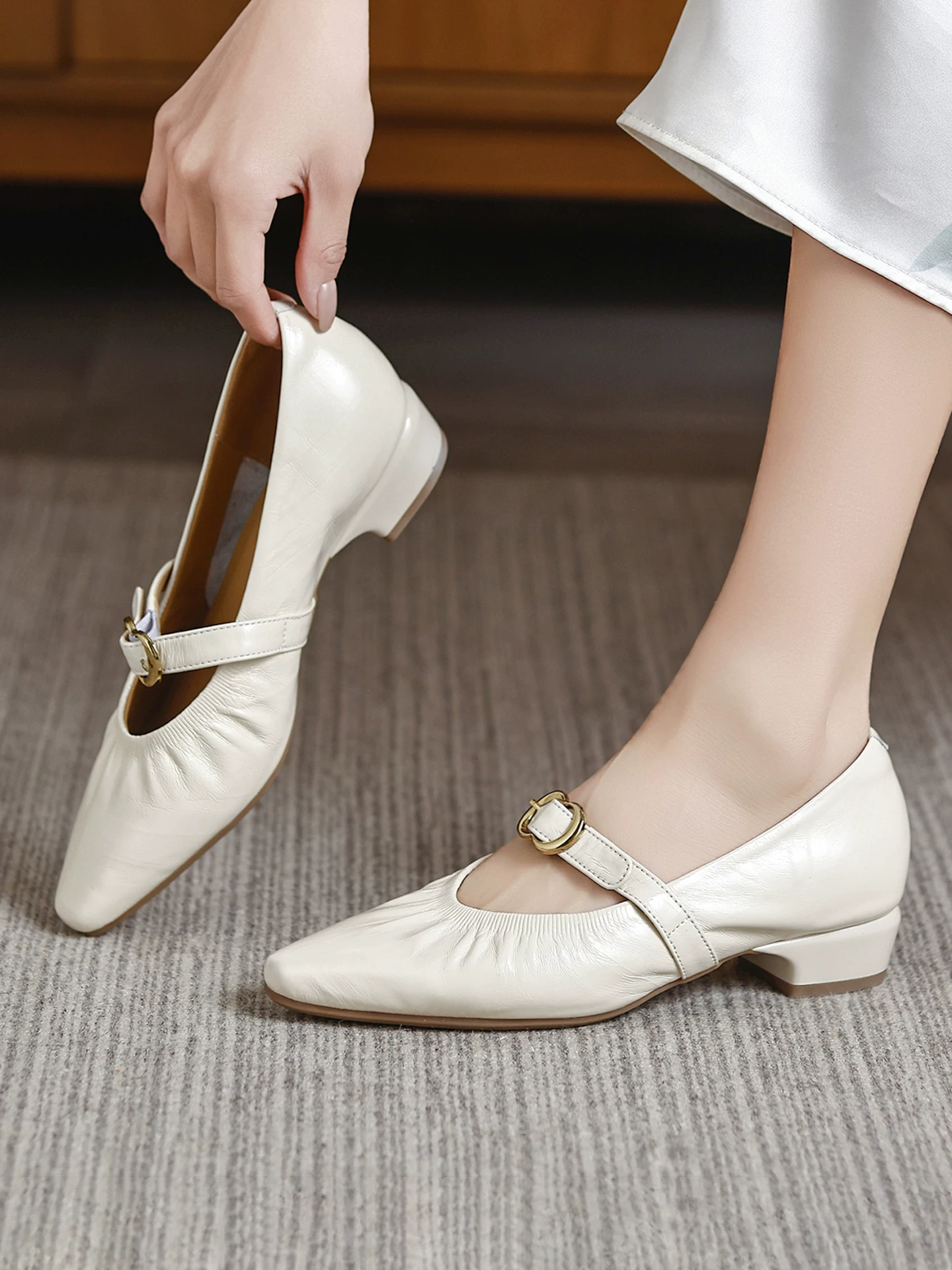 Giày Mary Jane retro Pháp dành cho nữ, gót dày, mũi nhọn, giày da nhỏ thời trang, kiểu mới xuân 2026, giày bệt quai đơn khóa cài dành cho nữ