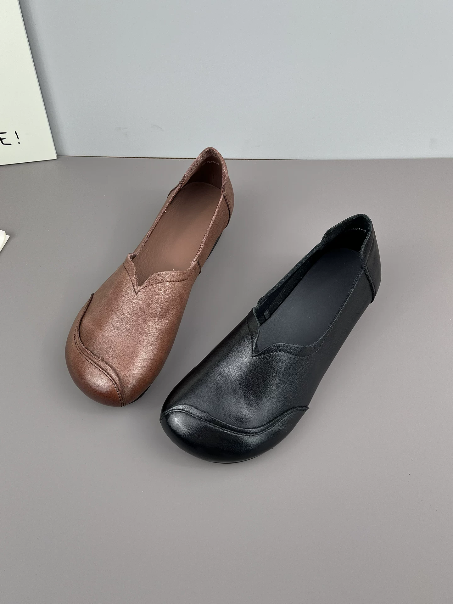 Giày đơn miệng nông phong cách retro da bò lớp đầu tiên dành cho nữ, giày mẹ đế mềm và bề mặt mềm mại, giày lười kiểu mới mùa hè 2026.