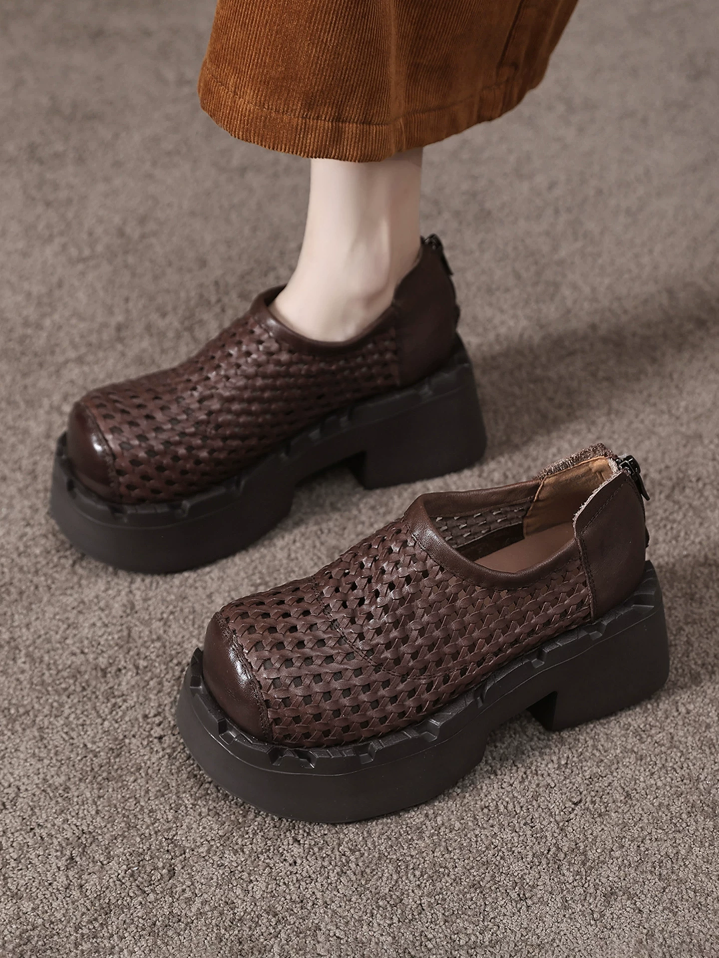 Giày sandal nữ đế dày, gót cao, kiểu dáng mới mùa hè 2026, giày nữ tăng chiều cao, giày La Mã da bò đục lỗ phong cách cổ điển.