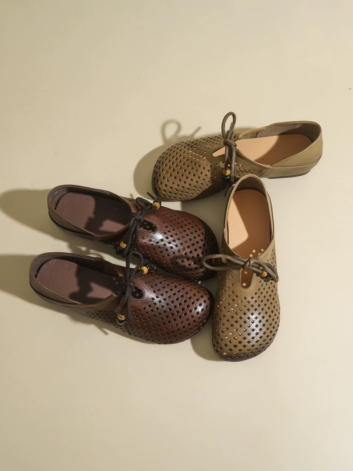 Giày sandal da bò lớp đầu tiên dành cho nữ, đế mềm, bề mặt mềm mại, giày rỗng thoáng khí, giày mẹ phong cách retro mới mùa hè 2026.