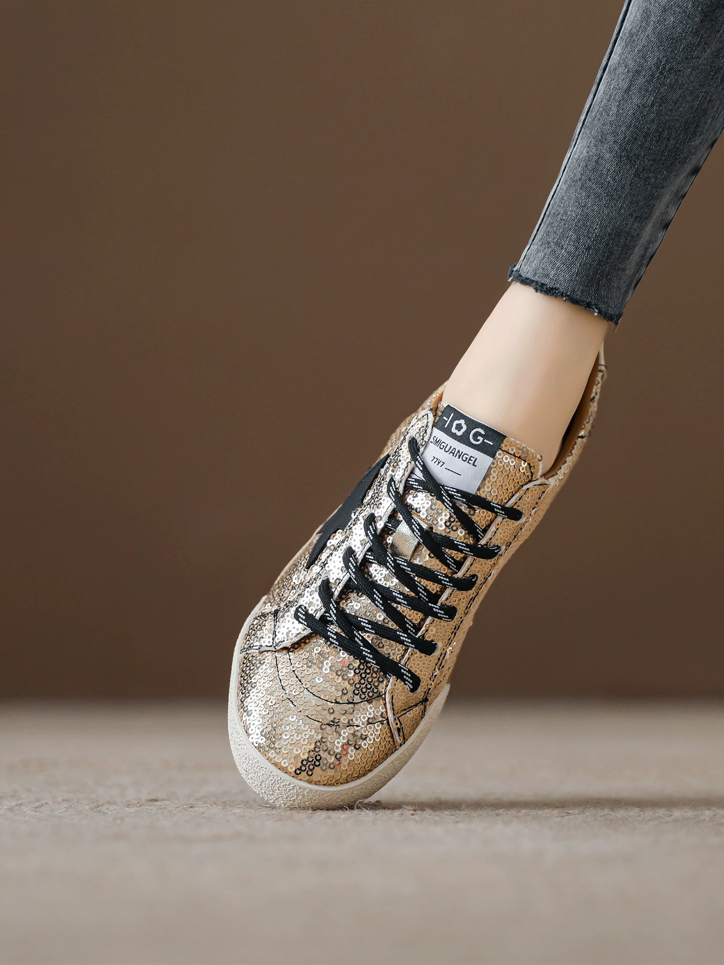 Giày thể thao nữ đính sequin cao cấp, kiểu retro, có đế tăng chiều cao ẩn, họa tiết sao, giày tập luyện Đức, mẫu giày thể thao thời trang mùa hè 2026.