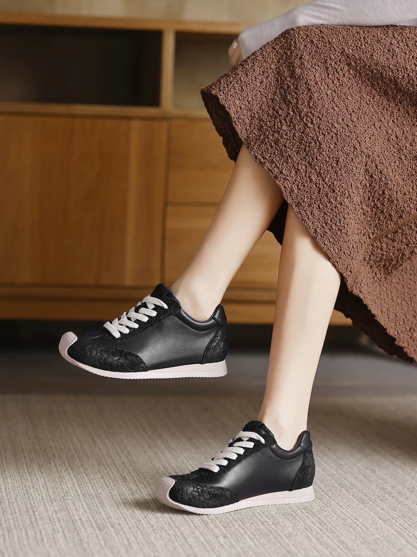 Giày tập luyện da bò kiểu retro Đức dành cho nữ, giày Forrest Gump đế mềm êm ái, giày thể thao da thật phong cách mới mùa xuân 2026, giày trắng thời trang.