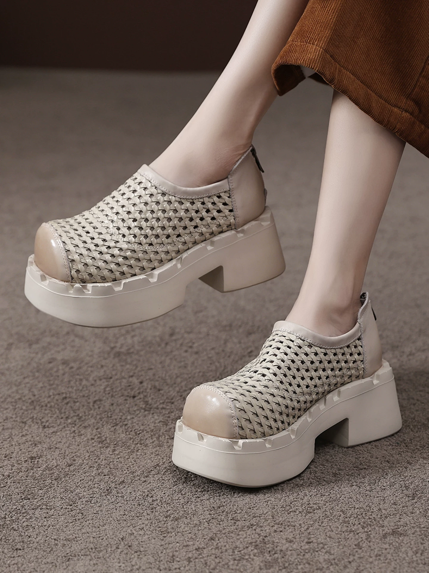 Giày sandal nữ đế dày, gót cao, kiểu dáng mới mùa hè 2026, giày nữ tăng chiều cao, giày La Mã da bò đục lỗ phong cách cổ điển.