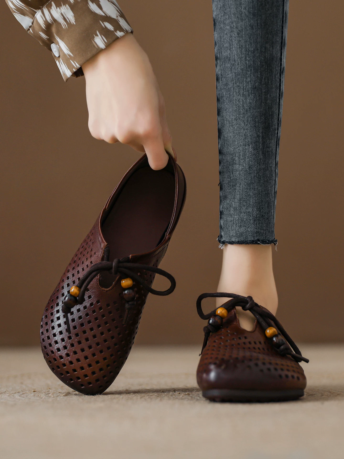 Giày sandal da bò lớp đầu tiên dành cho nữ, đế mềm, bề mặt mềm mại, giày rỗng thoáng khí, giày mẹ phong cách retro mới mùa hè 2026.
