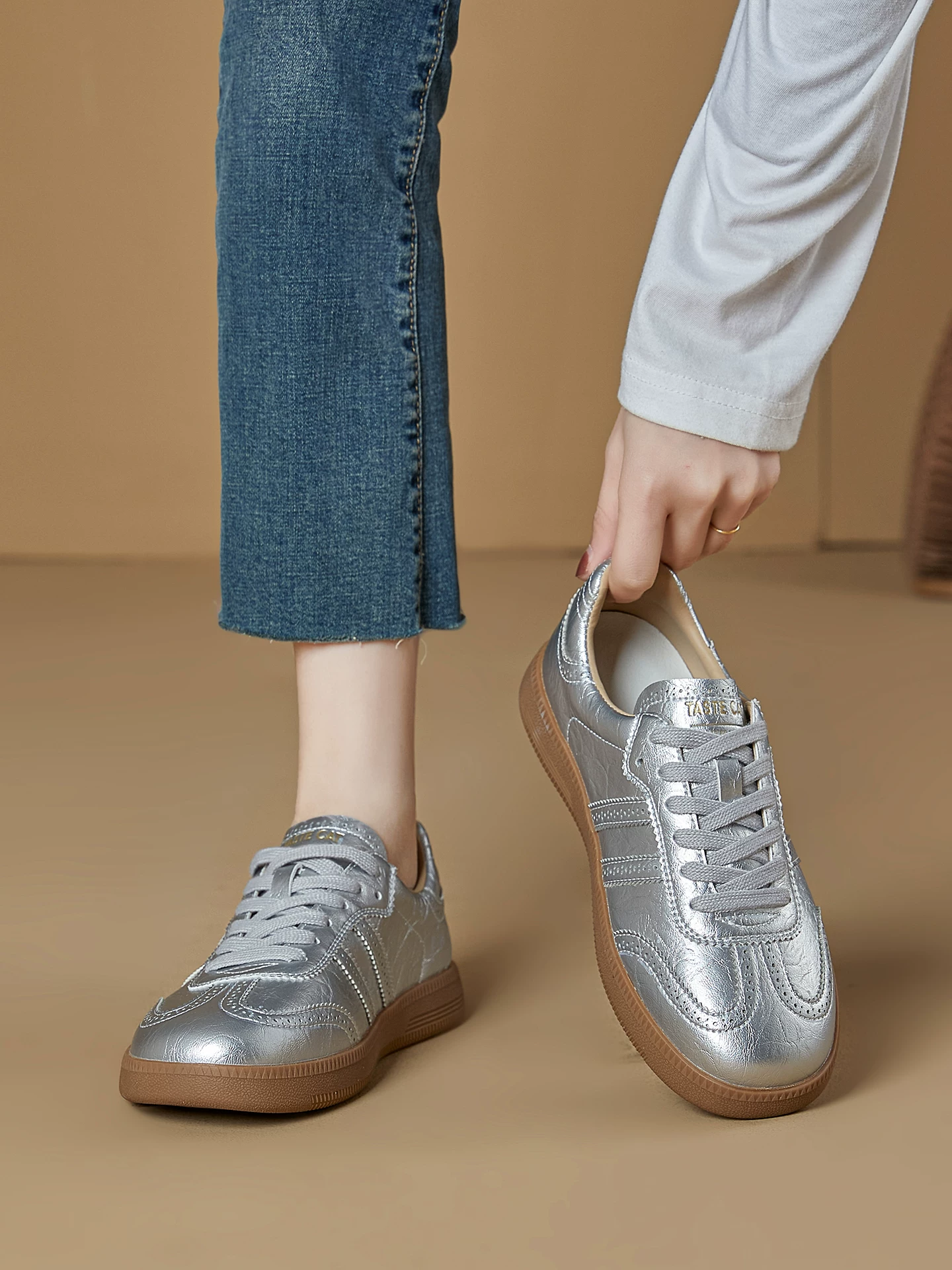 Giày tập luyện nữ kiểu brogue chạm khắc bạc, mẫu mới xuân 2026, giày thể thao da thật màu trắng đế dày, giày ván thể thao thường ngày.