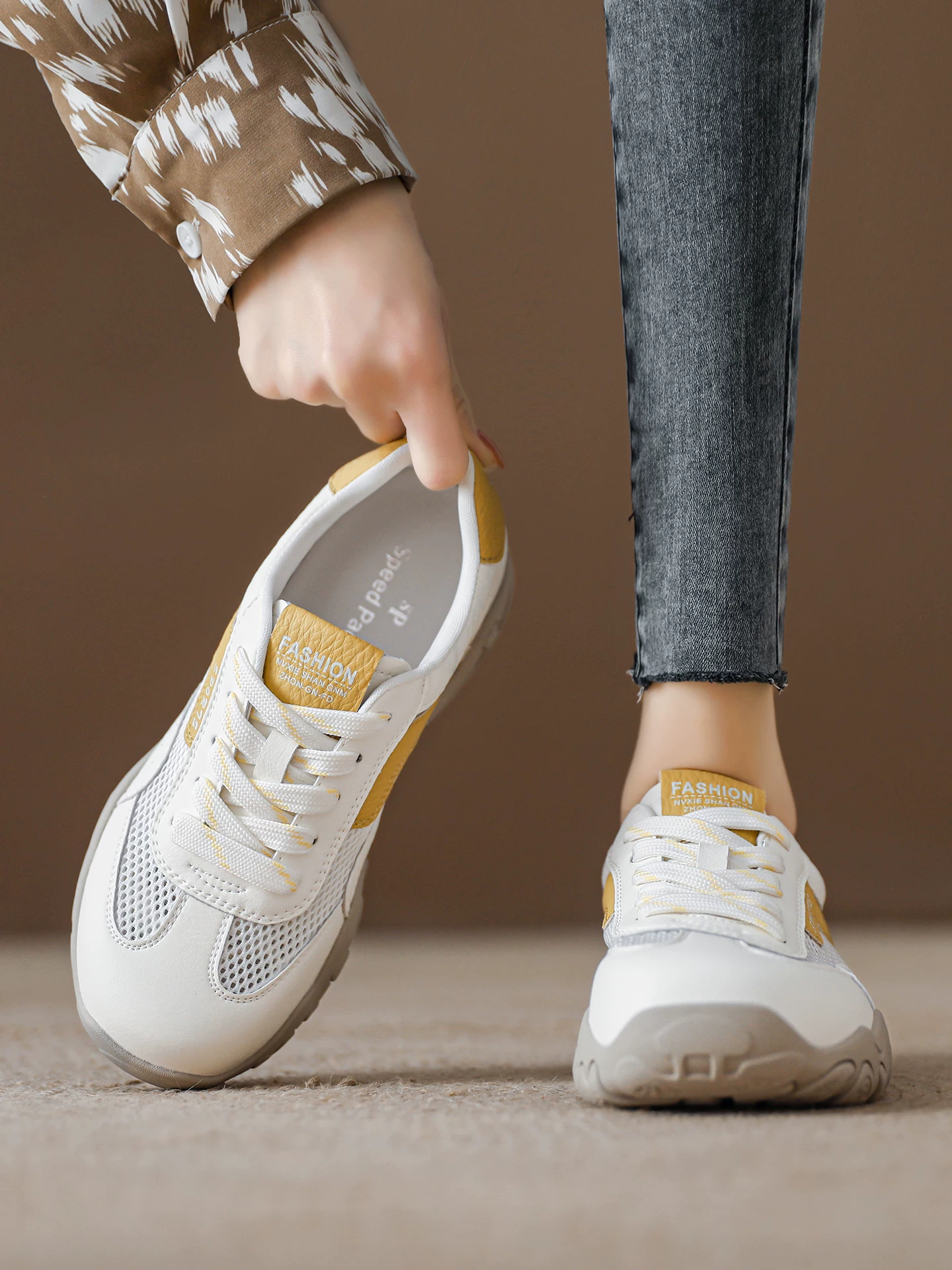 Giày tập luyện lưới Đức dành cho nữ, đế dày, hiệu ứng thon gọn, kiểu giày Cortez, giày thể thao nữ mùa hè 2026 mỏng nhẹ thoáng khí.