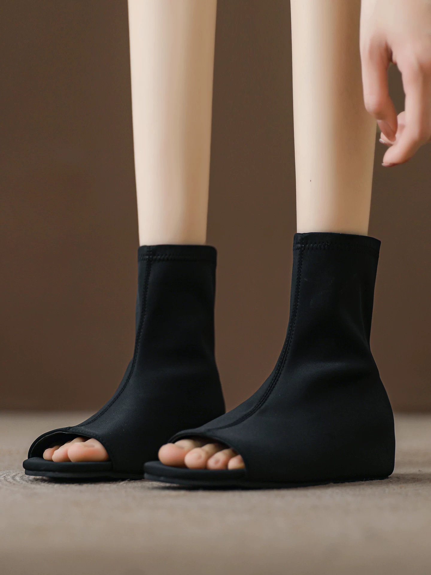 Giày sandal hở mũi tăng chiều cao bên trong dành cho nữ, bốt ngắn ôm sát co giãn, kiểu dáng mới mùa hè 2026, sandal cao cổ màu đen giúp thon gọn vóc dáng.