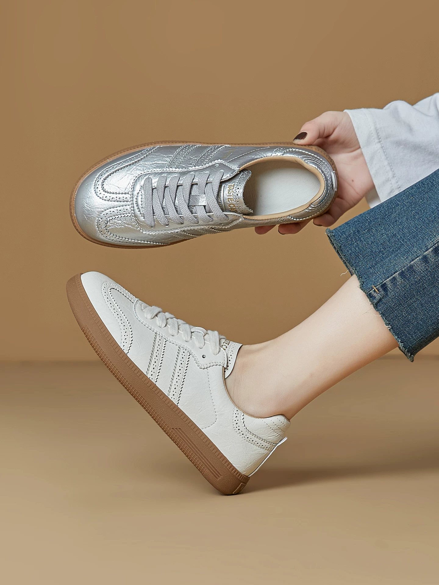 Giày tập luyện nữ kiểu brogue chạm khắc bạc, mẫu mới xuân 2026, giày thể thao da thật màu trắng đế dày, giày ván thể thao thường ngày.