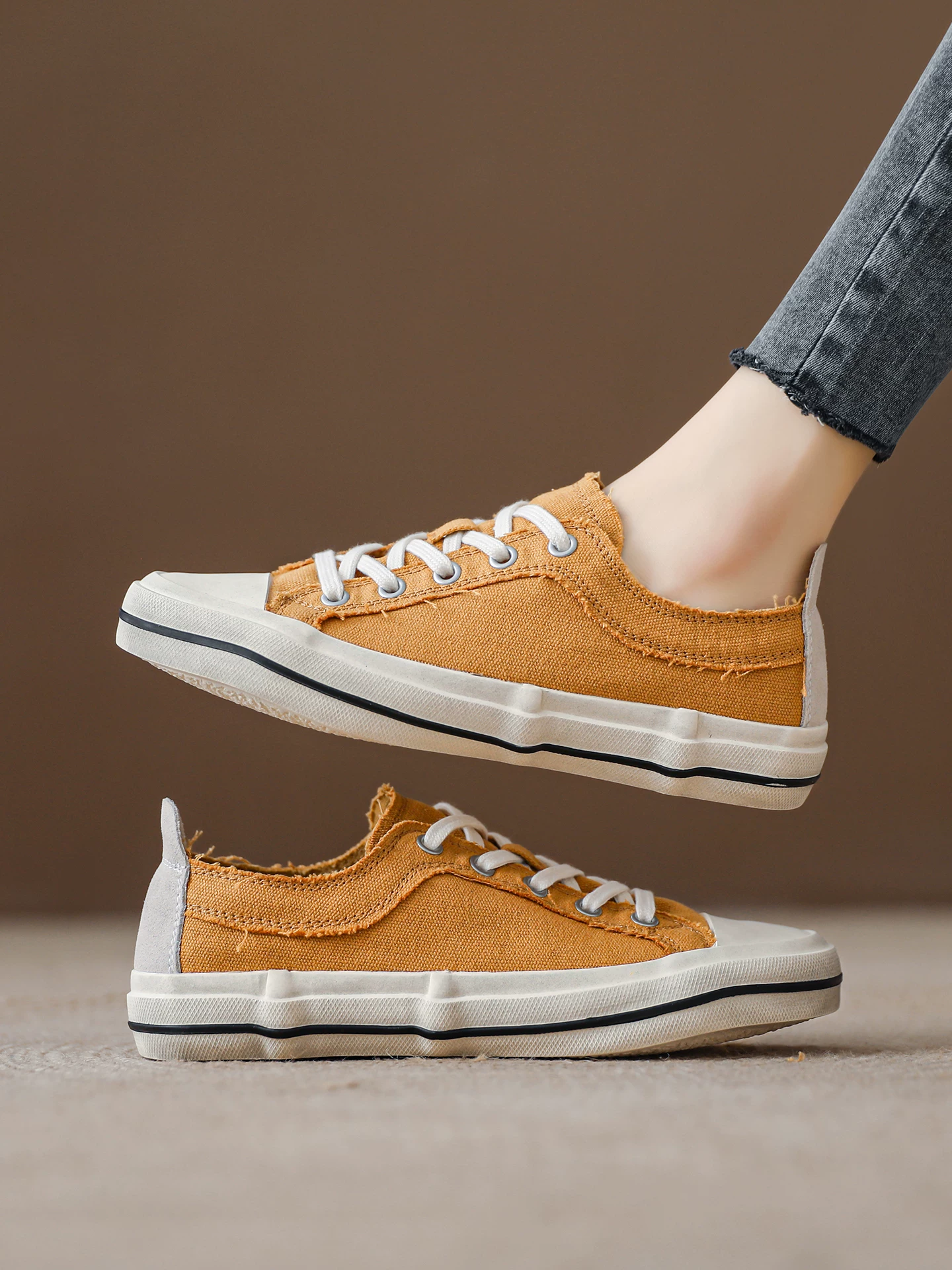 Giày vải bố vintage phong cách vintage dành cho nữ, giày nữ mùa hè 2026 mỏng nhẹ thoáng khí, giày thể thao casual phong cách Hàn Quốc độc đáo.