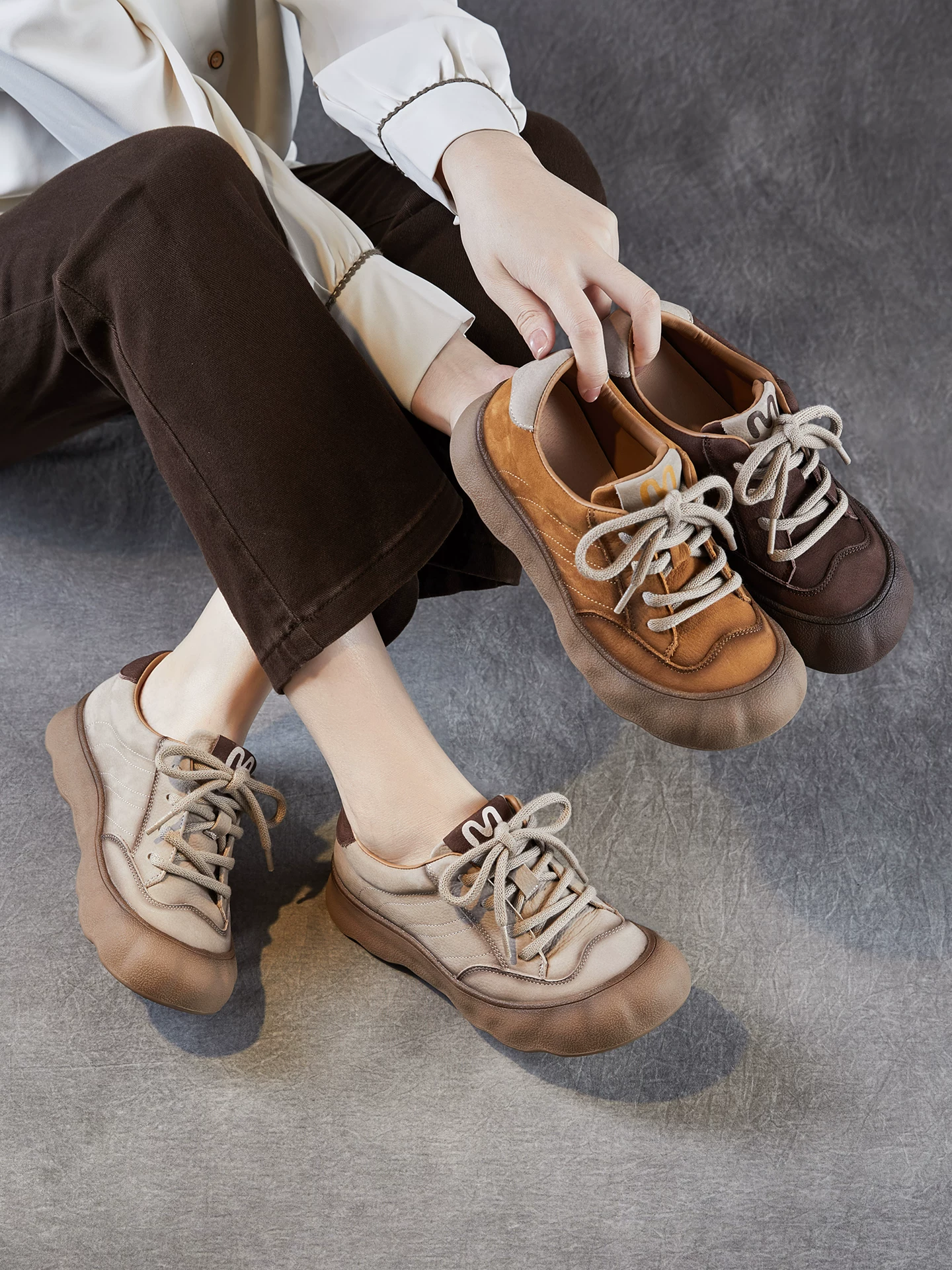 Giày thể thao da bò lớp đầu tiên phong cách retro dành cho nữ mùa xuân 2026, giày nữ mới chất liệu da thật, kiểu dáng xấu lạ dễ thương, đế mềm, thoải mái, giày thể thao thường ngày.