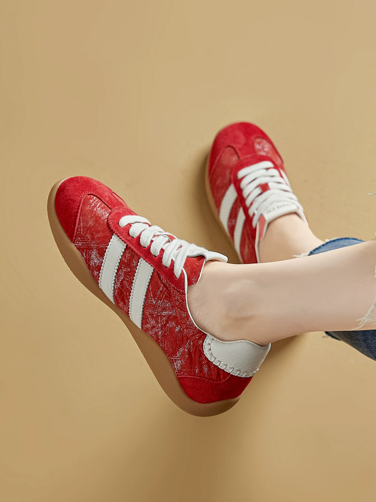 Giày tập luyện nữ kiểu ballet retro màu đỏ, đế mềm, cổ giày co giãn, mẫu mới xuân 2026, giày thể thao nữ thời trang.
