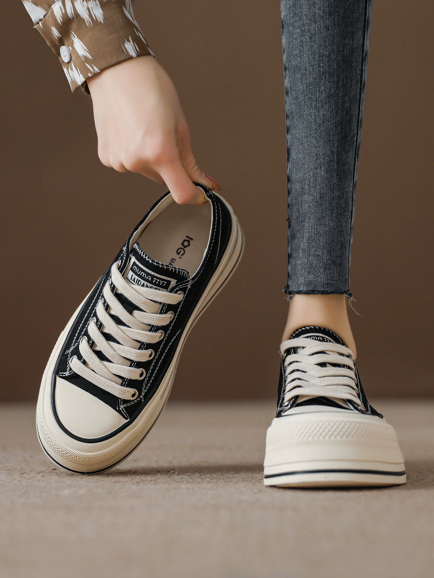 Giày vải đế dày màu đỏ tăng chiều cao dành cho nữ, giày đế xuồng cho người nhỏ nhắn, giày thể thao đa năng phong cách Hàn Quốc mới mùa xuân 2026.