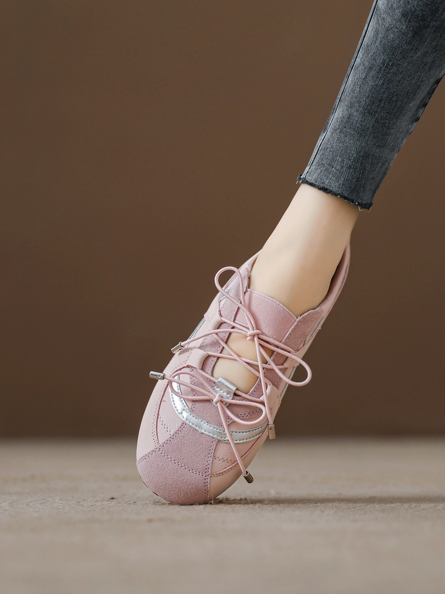 Giày tập luyện kiểu ballet màu hồng dành cho nữ, giày thể thao đế mềm kiểu Mary Jane, giày bệt da thật kiểu dáng giản dị mùa hè 2026 mới.