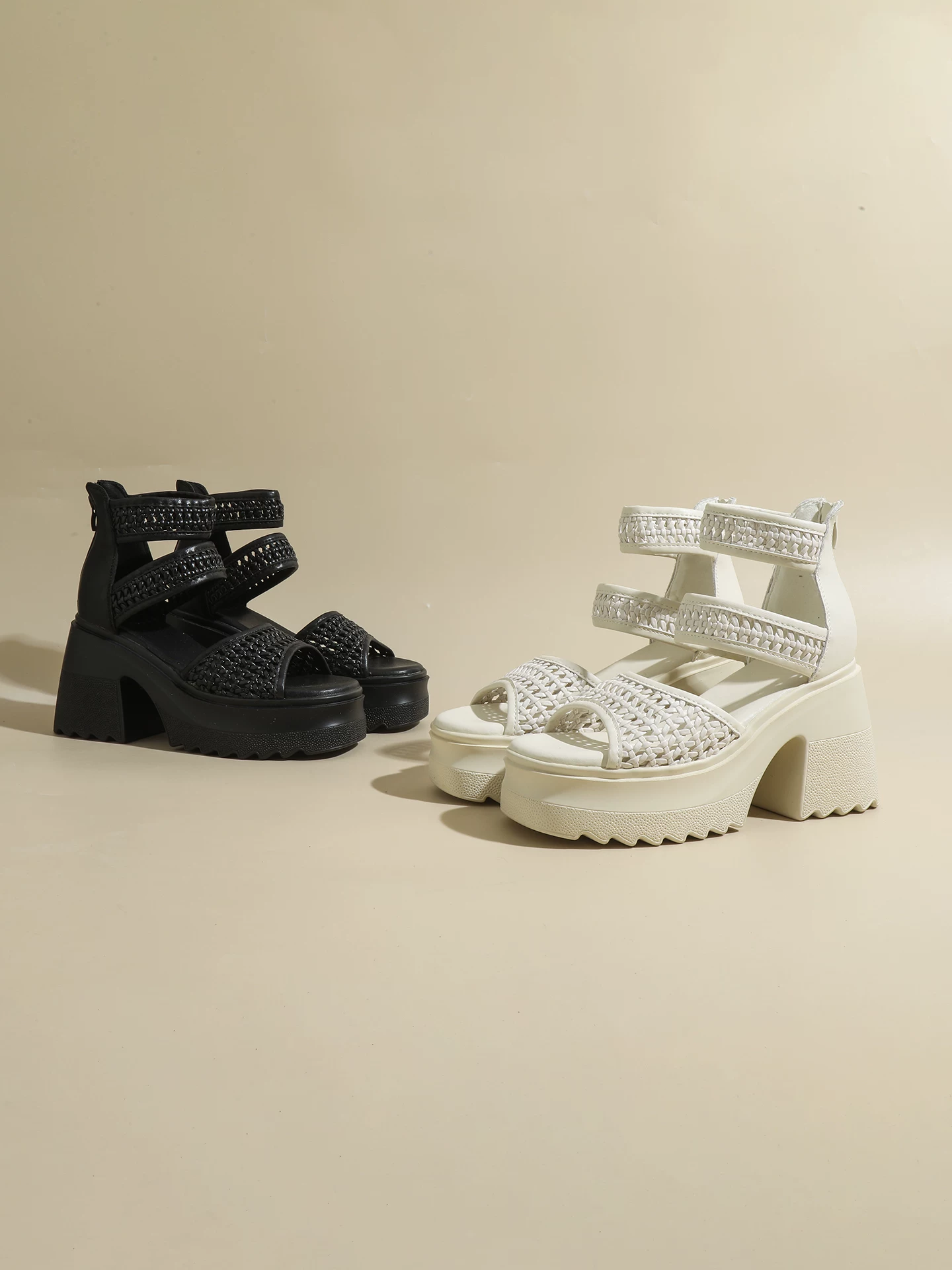 Giày sandal cao gót hở mũi dệt rỗng cho nữ, gót dày, đế dày, giày La Mã tăng chiều cao, giày sandal cao cổ mới mùa hè 2026.
